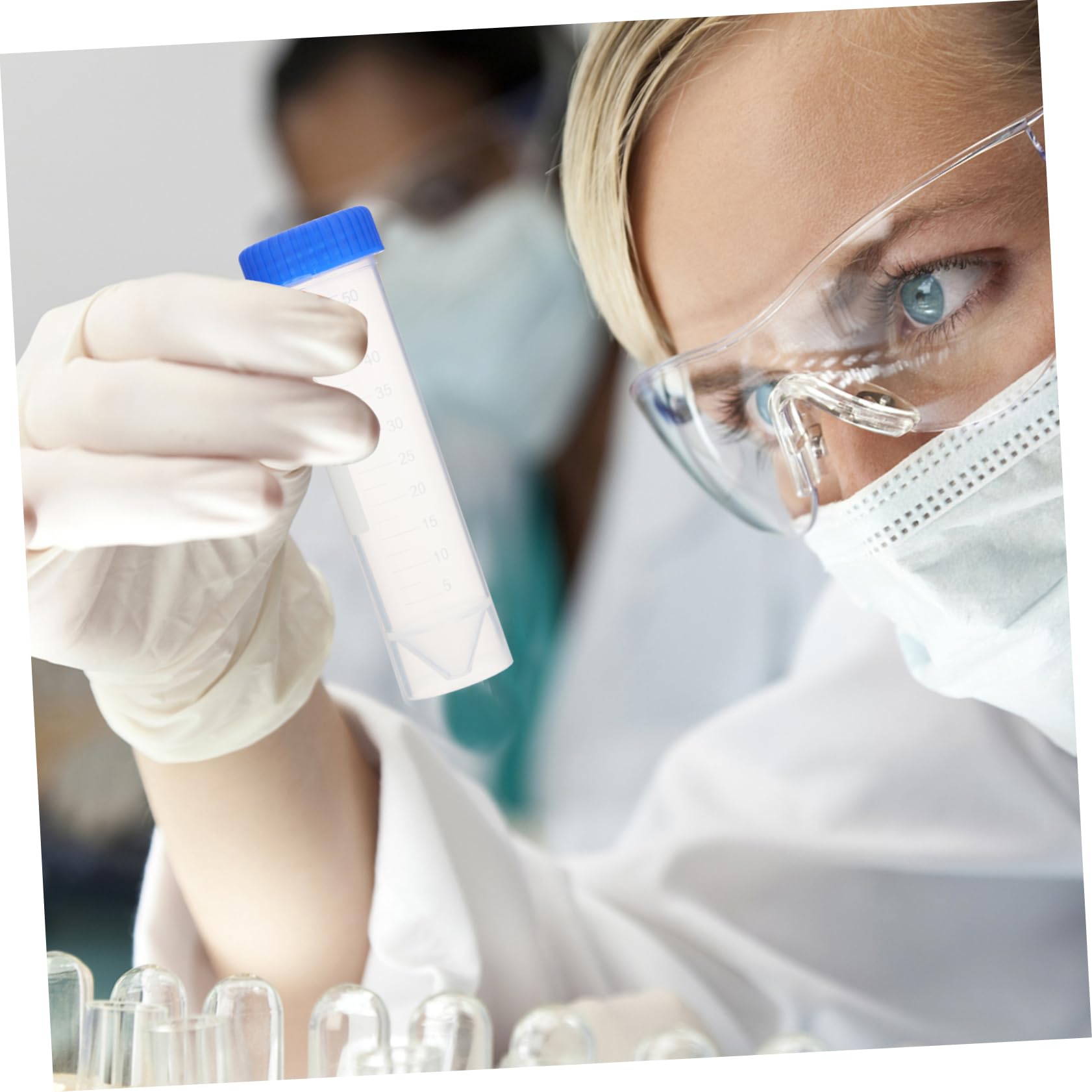 Freistehende Zentrifugenröhrchen 50 Ml Volumen 50 Stück aus Kunststoff Klare Skalierung mit Schraubverschluss Zufällige Farbe für Labor und Biochemie Anwendungen