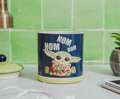 Miniatura 8 de Silver Buffalo Star Wars The Mandalorian Baby Yoda Grogu Nom Nom The Child Eating Frog Eggs Tarro de cerámica para galletas (tamaño grande)