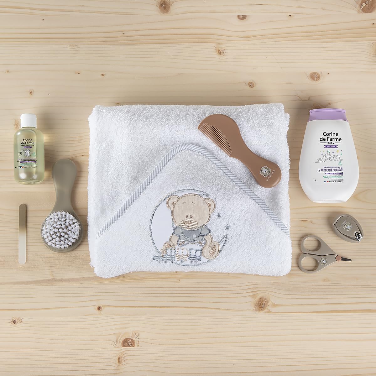 Set de Baño para Bebé con Toalla de Oso Bordado, Kit de Higiene Infantil, Gel de Baño y Aceite de Masaje Corine de Farme con Lavanda Relajante