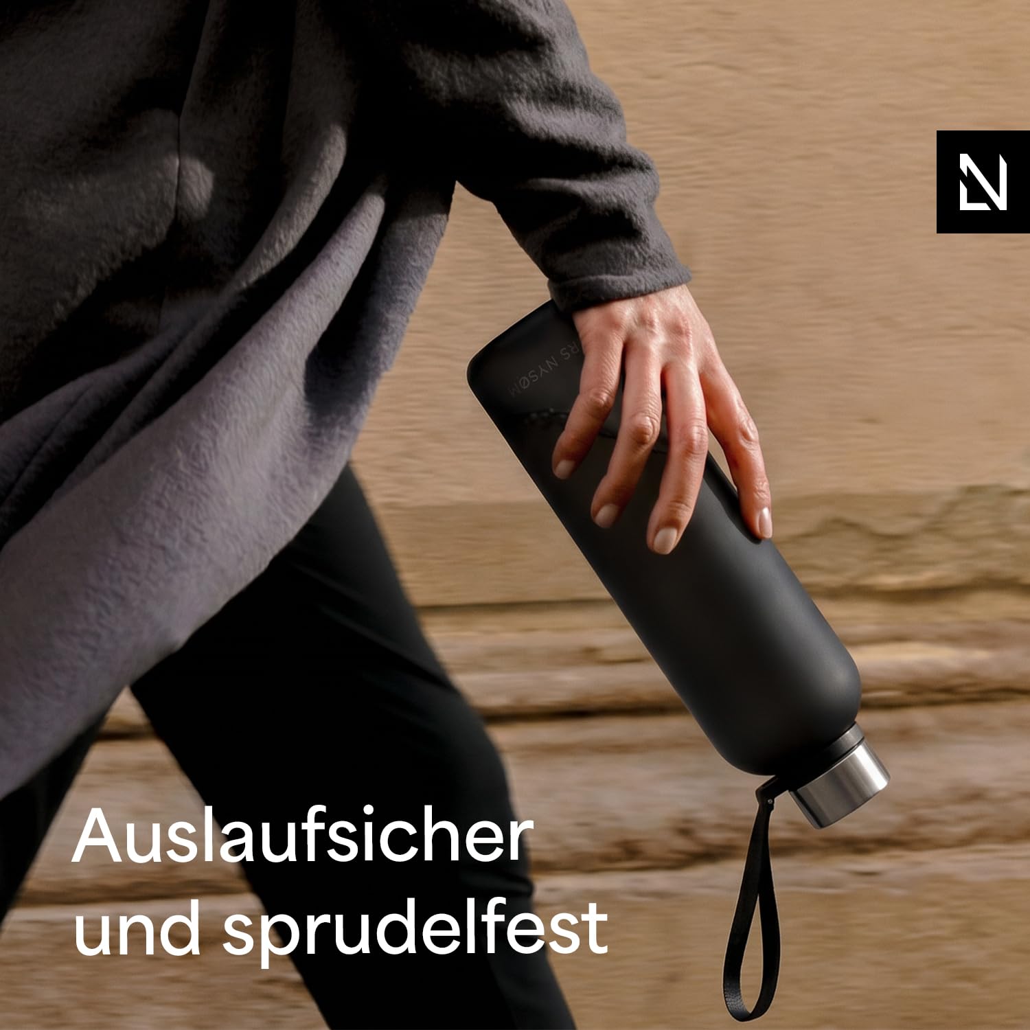 LARS NYSØM Trinkflasche 1 5l | Wasserflasche 1500ml | Ultraleichte Tritan Sport Flasche auslaufsicher, Kohlensäure geeignet - für Sport, Büro, Yoga | 2 Deckel inkludiert (Green - Gold, XL 1500ml)