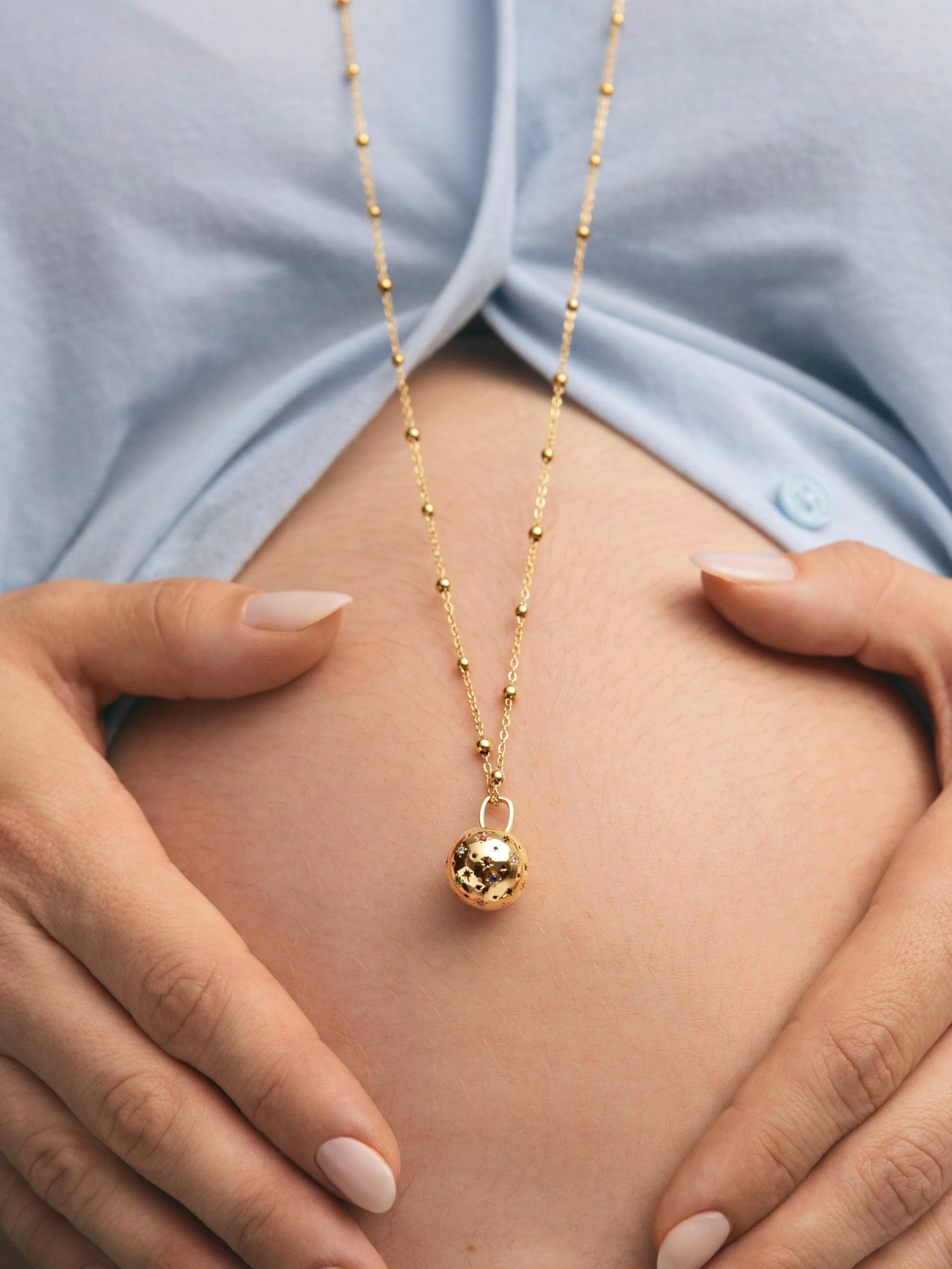 SINGULARU - Charm Llamador de Ángeles. Latón con Baño en Oro de 18 Kt y Circonita. Joyas Para Mujer.
