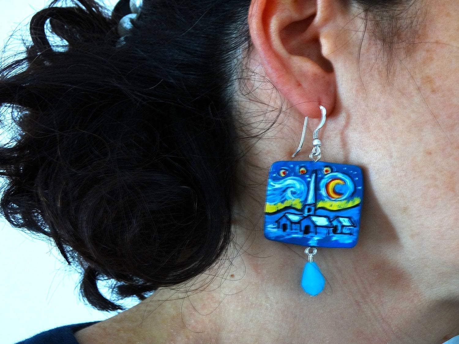 Boucles d'oreilles en céramique peintes à la main - LA NUIT ÉTOILÉE TABLEAU CÉLÈBRE - Boucles d'oreilles pendantes pour femme, Bijoux en céramique peinte, Crochet en argent, Fabriqué en Italie