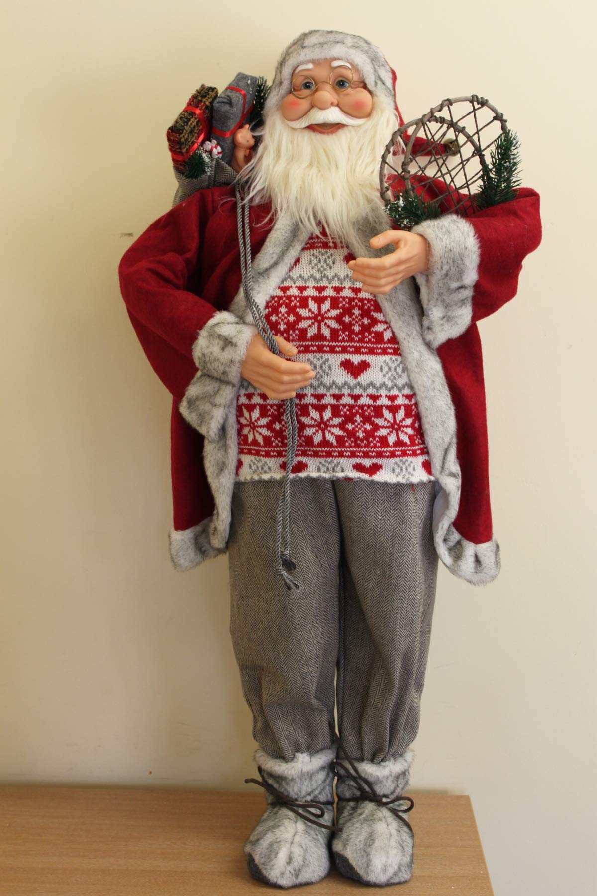 Garden Market Place Grande figurine de Père Noël de 90 cm de haut avec sac de jouets et raquettes à neige – Style rustique Père Noël
