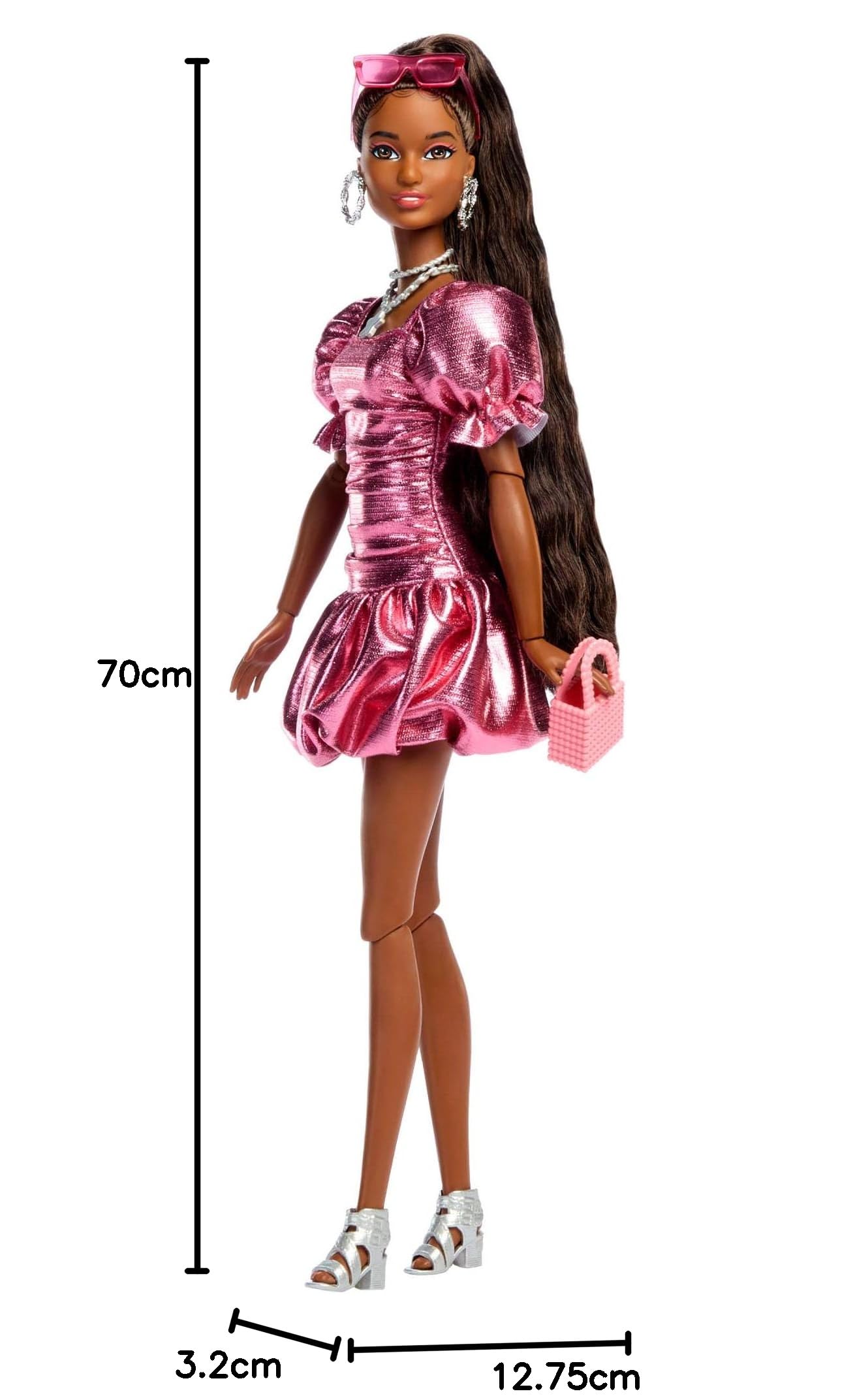 Barbie Deluxe Style Lalka modowa #6 z czarnymi włosami w kitkę, w metalicznej koralowej sukience, z akcesoriami, w tym okularami przeciwsłonecznymi, biżuterią i torebką, zabawka dla dzieci, JFP41