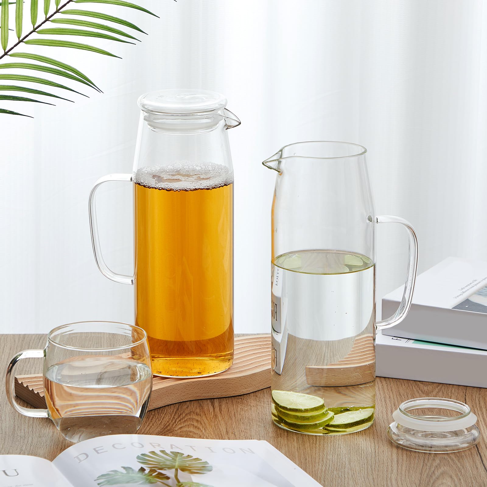 Hsei Lot de 2 pichets en verre avec couvercle - Carafe à eau avec poignées - Pour thé, jus, lait, café, boissons glacées (couvercle en verre)