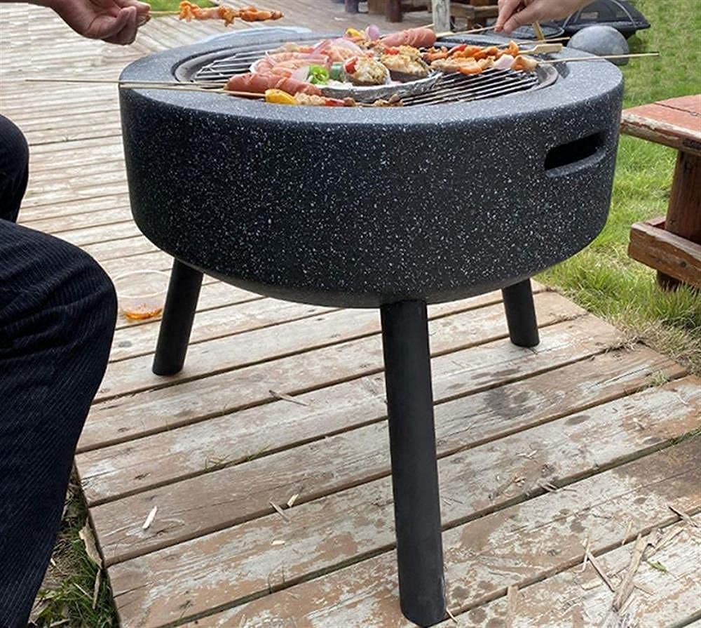 Duży żeliwny palenisko retro szary ogrzewacz wielofunkcyjny na kemping, grill, podwórko, kemping, piknik, ognisko, ogród.