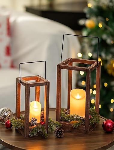 Romadedi Farol decorativo de madera de Navidad, juego de 2 faroles decorativos para velas con corona de Navidad y velas LED para centros de mesa,
