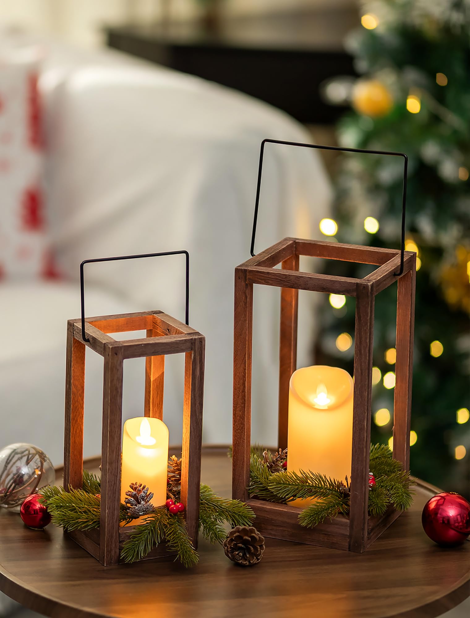 Romadedi Lot de 2 lanternes de Noël décoratives en bois avec couronne de Noël et bougies LED pour centres de table, cheminée, cheminée rustique, décoration d'intérieur, cadeau
