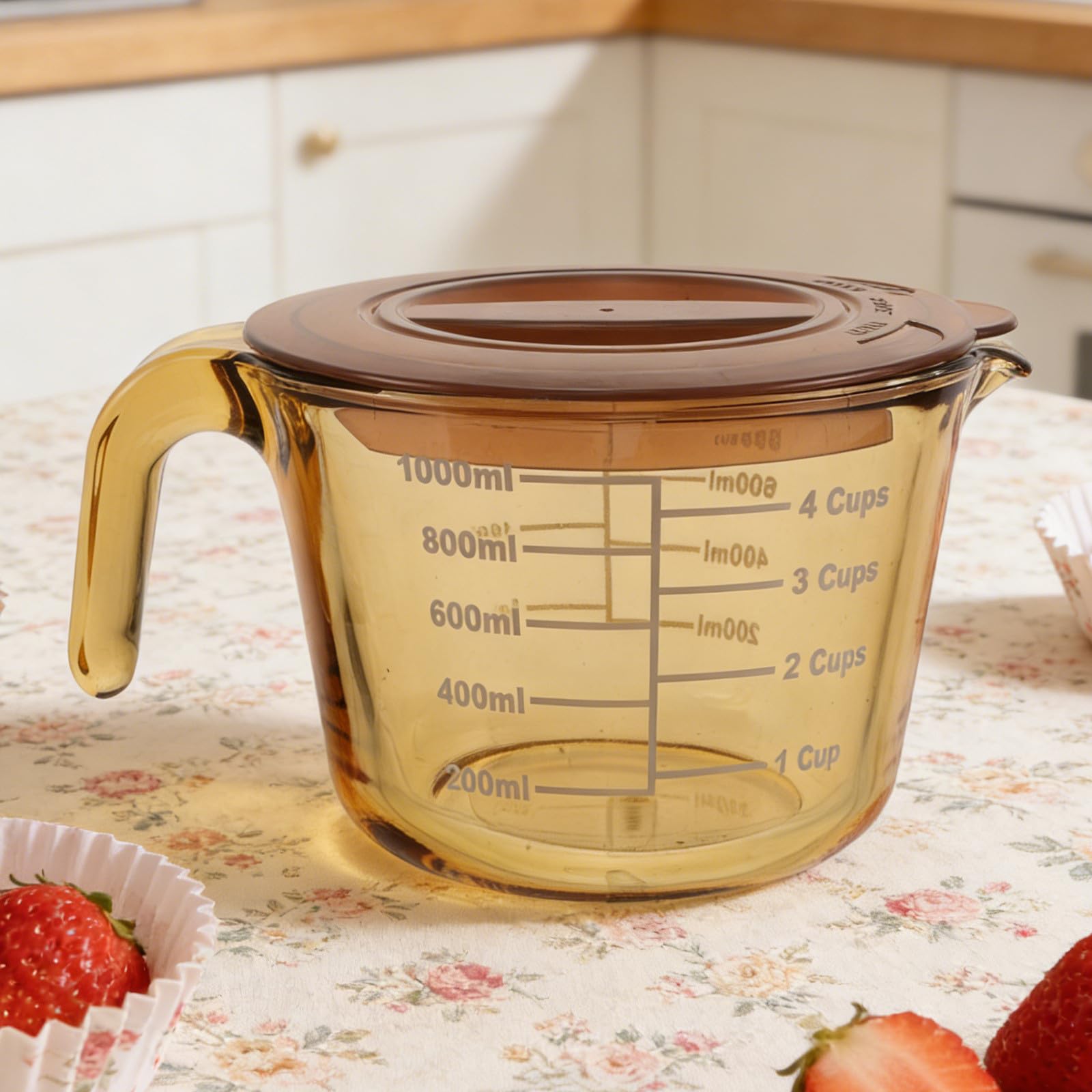 Vaso Medidor de Vidrio de 1000ml con Tapa y Vertedor para Repostería | Graduación Visible, Protección de Frescura, Fácil Limpieza, Color Amarillo, Uso en Cocina y Horneado