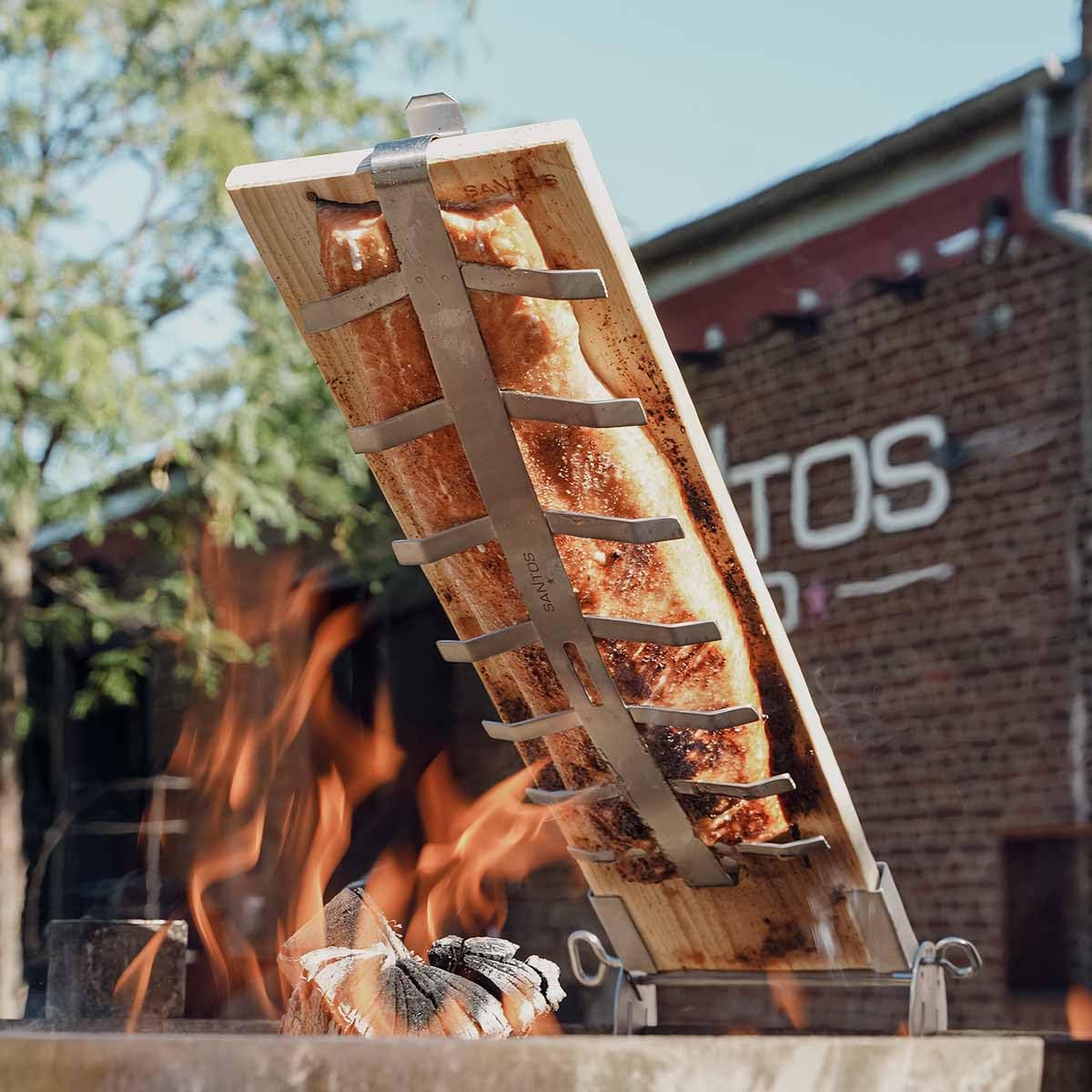 SANTOS Flammlachshalter mit Brett - Flammlachs - Einstellbarer Neigungswinkel - Edelstahl Halterung, Flammlachsbrett, Lachsbrett - Feuerschale & Grill