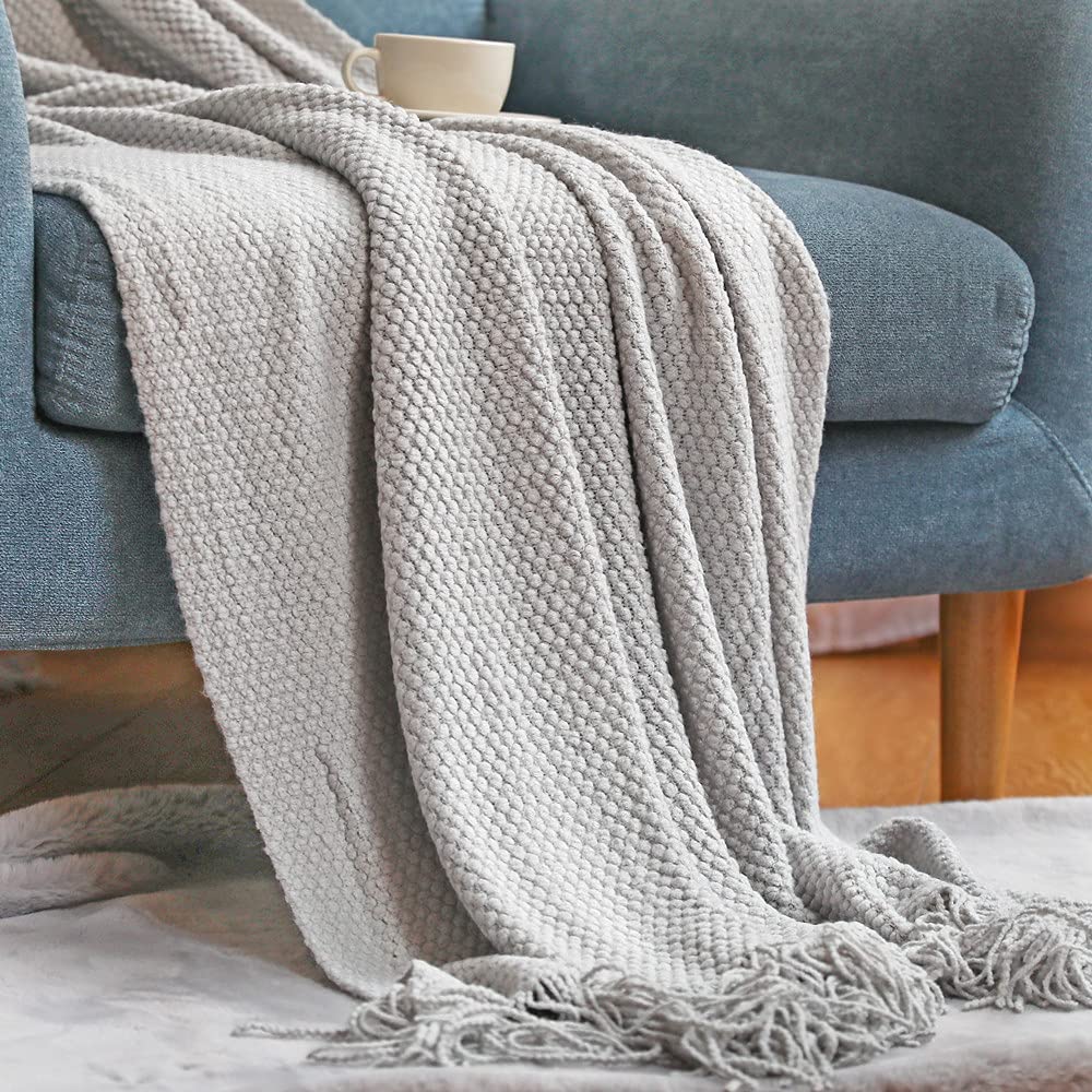 Coperta in mussola di cotone lavorata a maglia grigia con animali