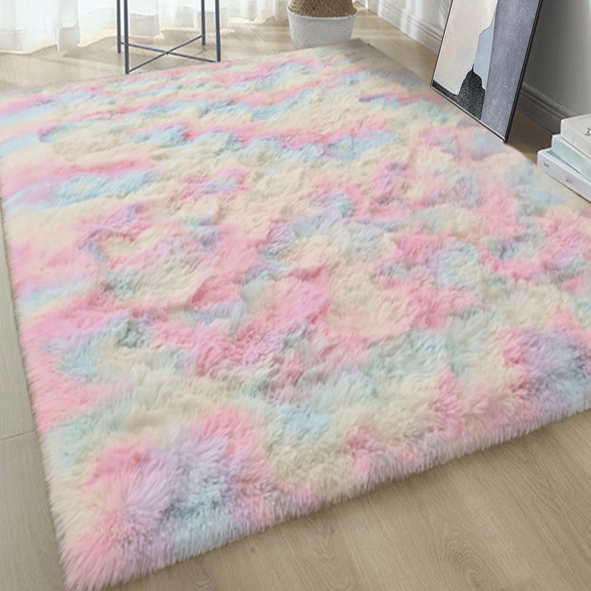 Tapis de salon shaggy multicolore moelleux crée un espace de jeu doux dans la chambre de bébé