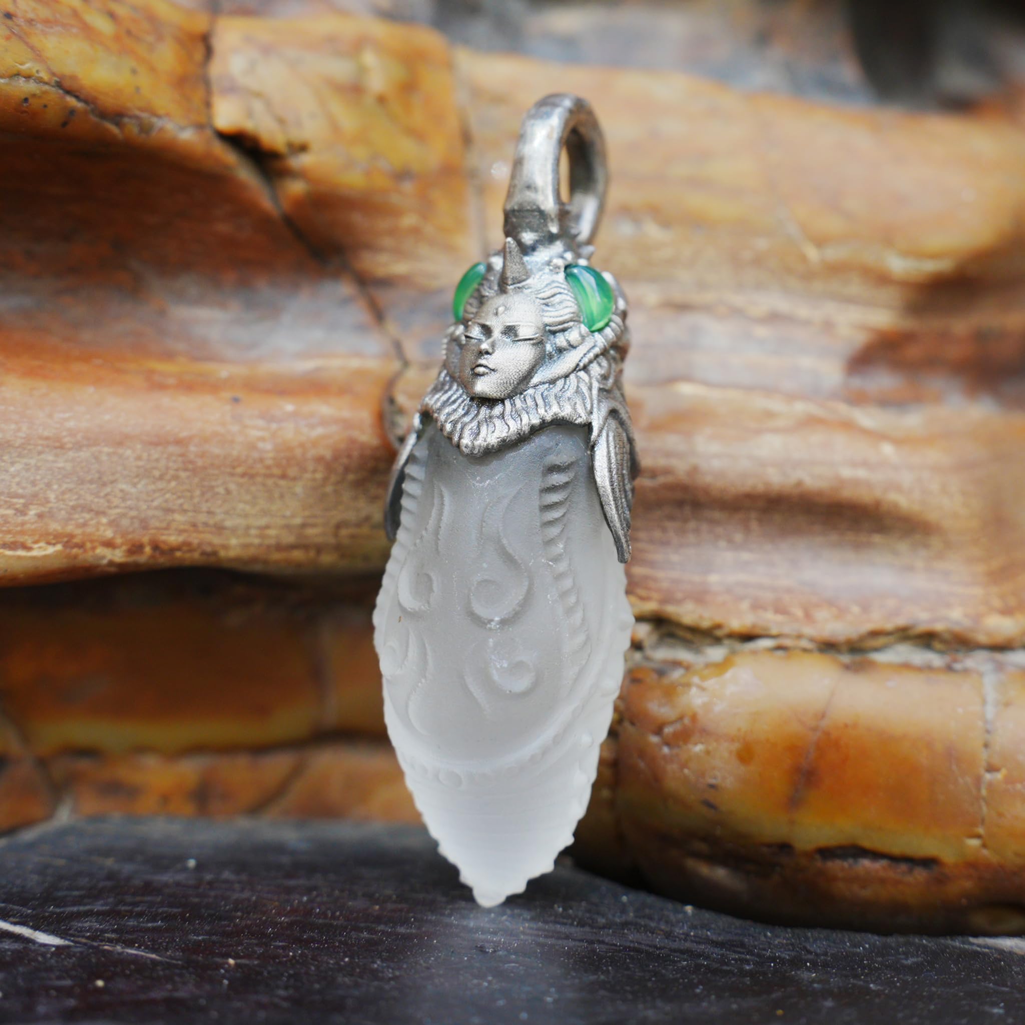 Generisch Geschnitzter Bergkristall Anhänger aus 925 Silber mit grünem Chalcedon im Gothic Totem Stil, Geschenk für sie oder spirituelle Fans