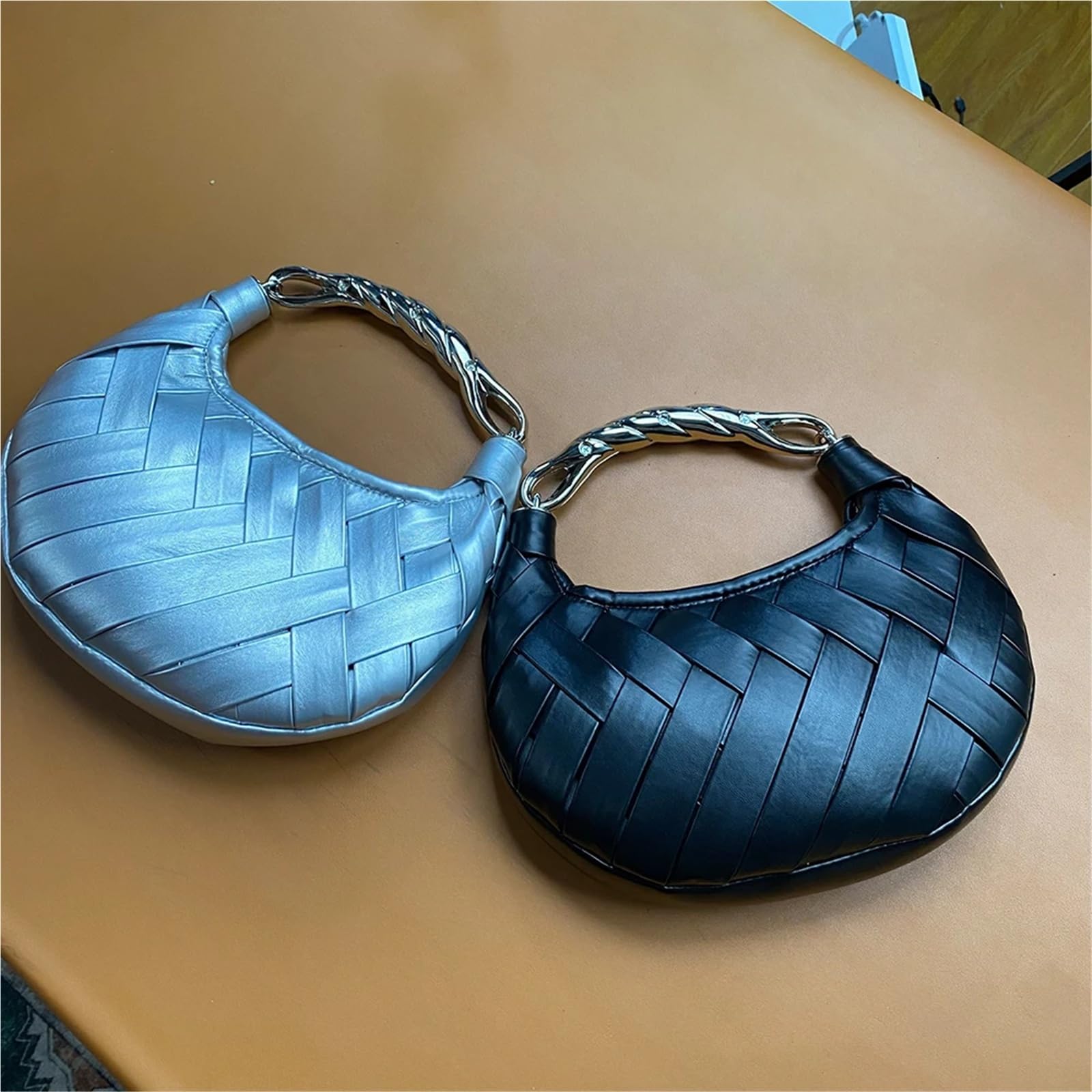 Bolsos de piel trenzada para mujer Bolso de mano for mujer, piel sintética trenzada, tejido a, con asa metal tipo cartera