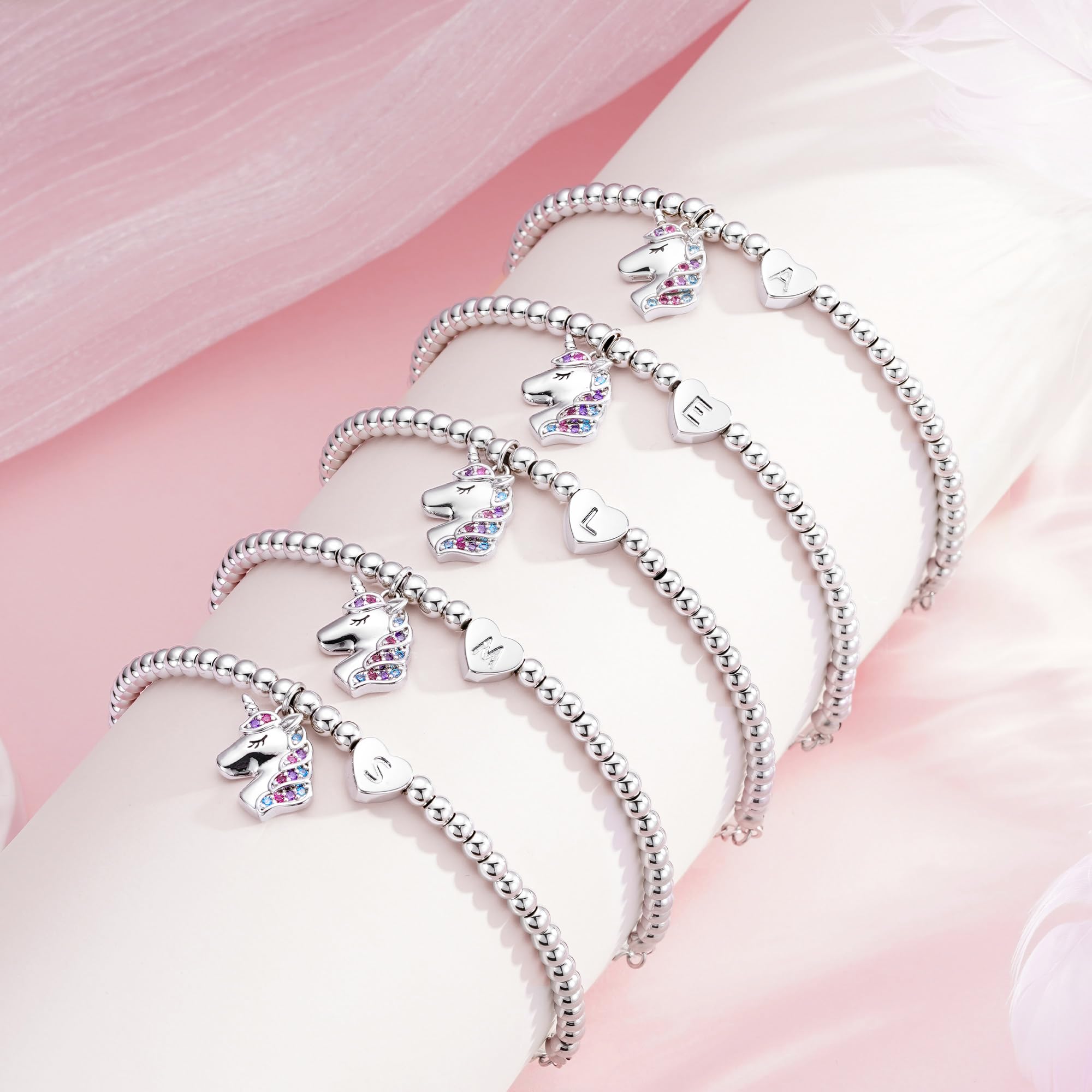 Turandoss Einhorn Armband für Mädchen - 14K Weißgold Vergoldet Silber Herz Perlenarmband mit Buchstaben für Mädchen Kinderschmuck, Einschulung Geschenk Einhorn Geschenke für Tochter Enkelin