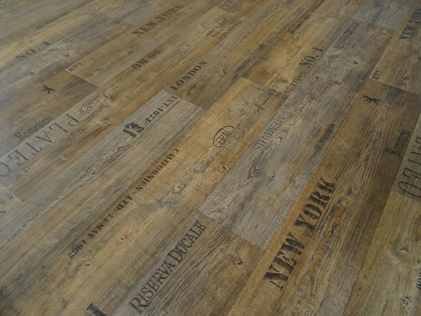 Pavimenti in PVC con scritte, marrone scuro, Taglio (4m di larghezza / 12m di lunghezza)
