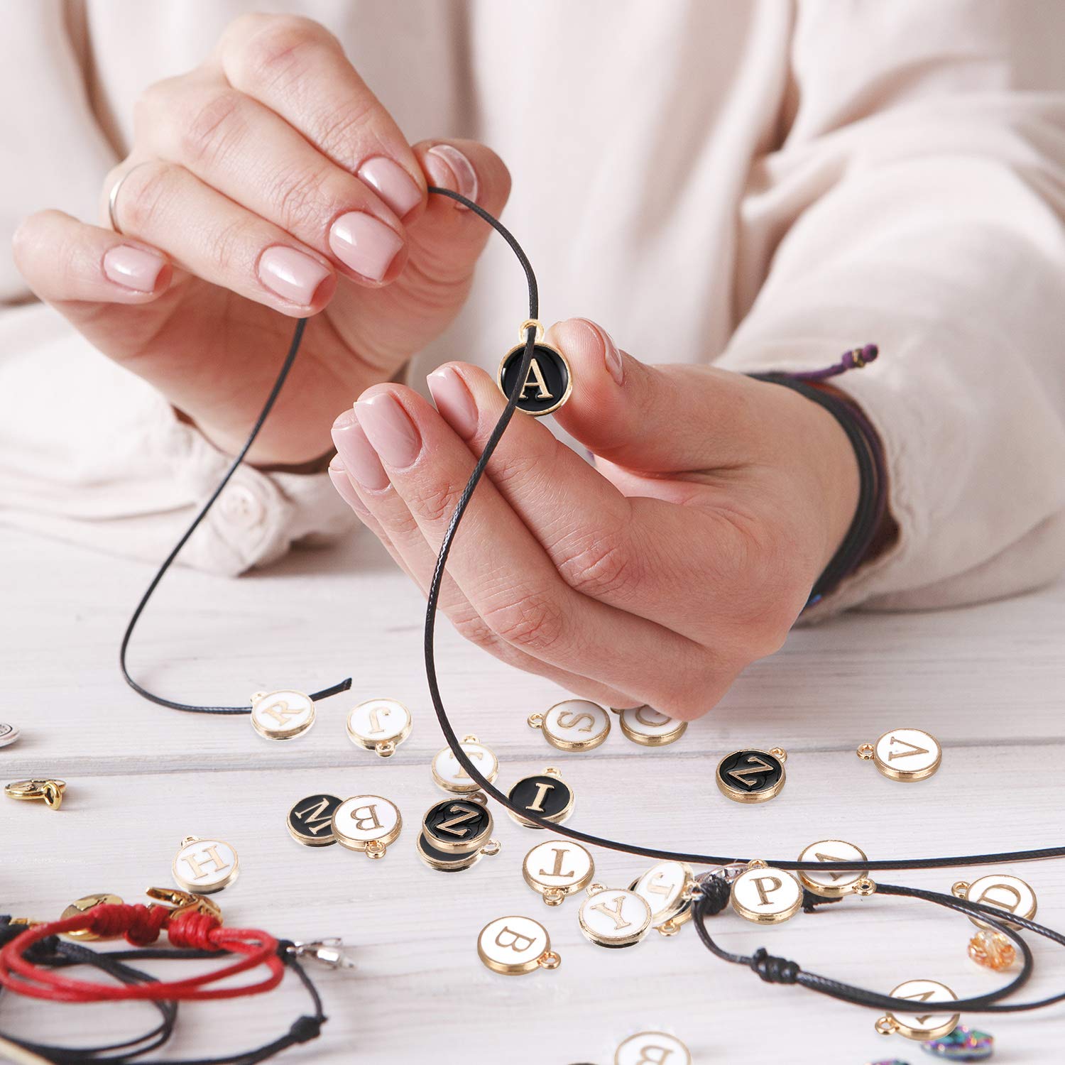 104 cuentas de letras mixtas de metal esmaltado, dije inicial de doble cara, dije con inicial de la A a la Z, dije del alfabeto para hacer collares, pulseras y joyas, Aleación de metal con 2