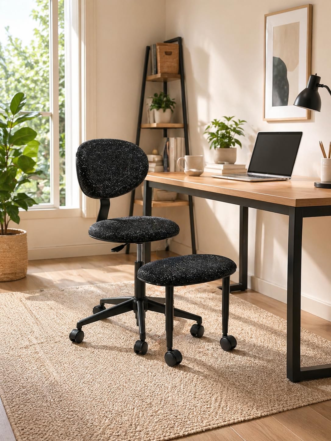hitsuki Silla de Oficina sin Reposabrazos Silla Ergonómica de Escritorio con Reposapiés Giratorio 360° Silla Ajustable en Altura con Ruedas para Teletrabajo Negra Brillante