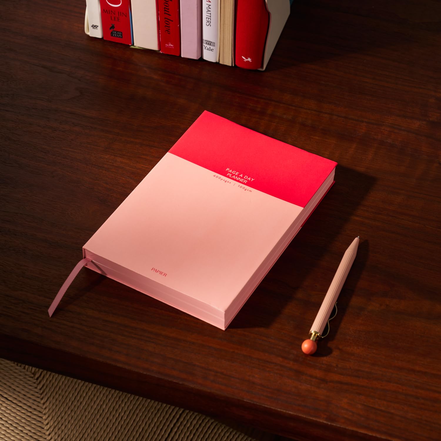 Papier Planificador diario sin fecha, rosa, 21 cm de largo x 15 cm de ancho | 365 páginas de planificación diaria, cubierta flexible