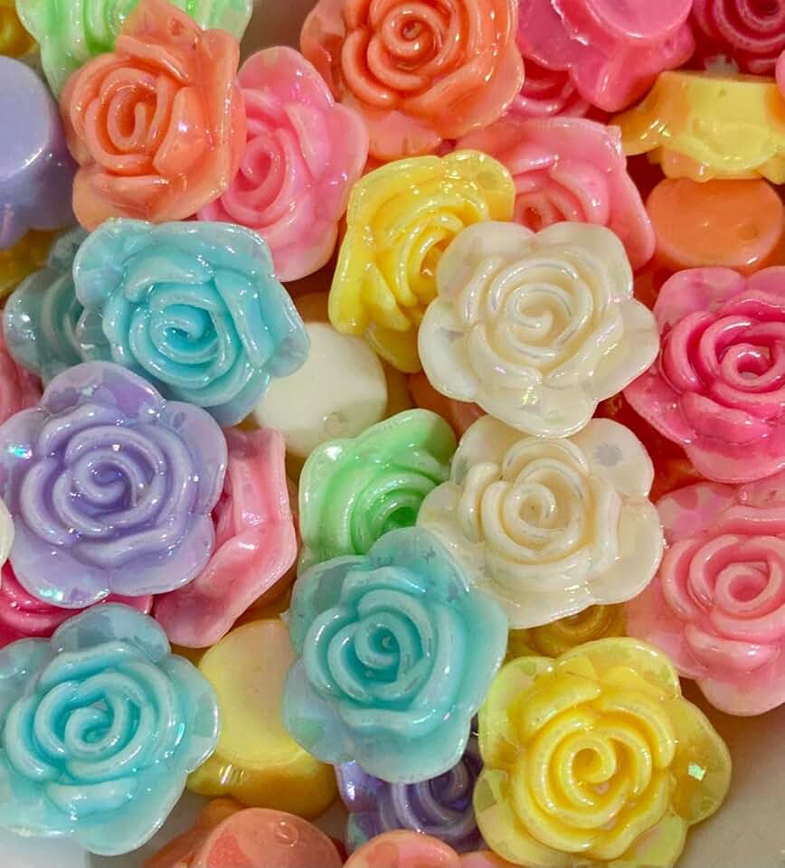Miçangas Decorativas em Forma de Rosa, 25 Peças, Resina Acrílica Multicolorida, 20mm, Acabamento Brilhante, para Artesanato e Bijuterias