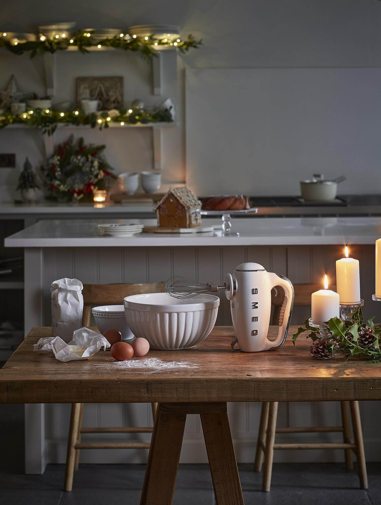 Smeg, Sbattitore Elettrico HMF01CREU, 9 Livelli di Velocità, Funzione Turbo, Sistema di Avvio Smooth Start, 4 Fruste, 2 Ganci Impastatori e Avvolgicavo in Dotazione, 250W, Crema