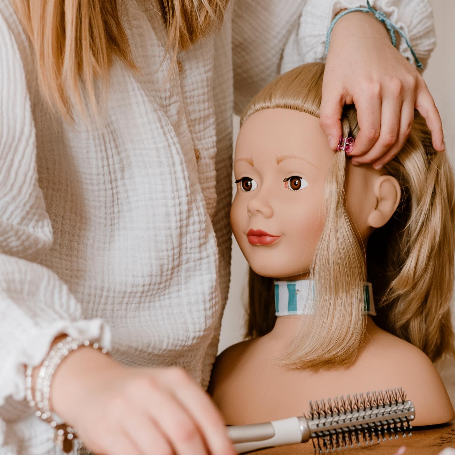Götz 1192053 - Busto de muñeca con cabello y ojos castaños - juego de cabezales para peluquería y maquillaje, 58 piezas, para niños a partir de 3 años