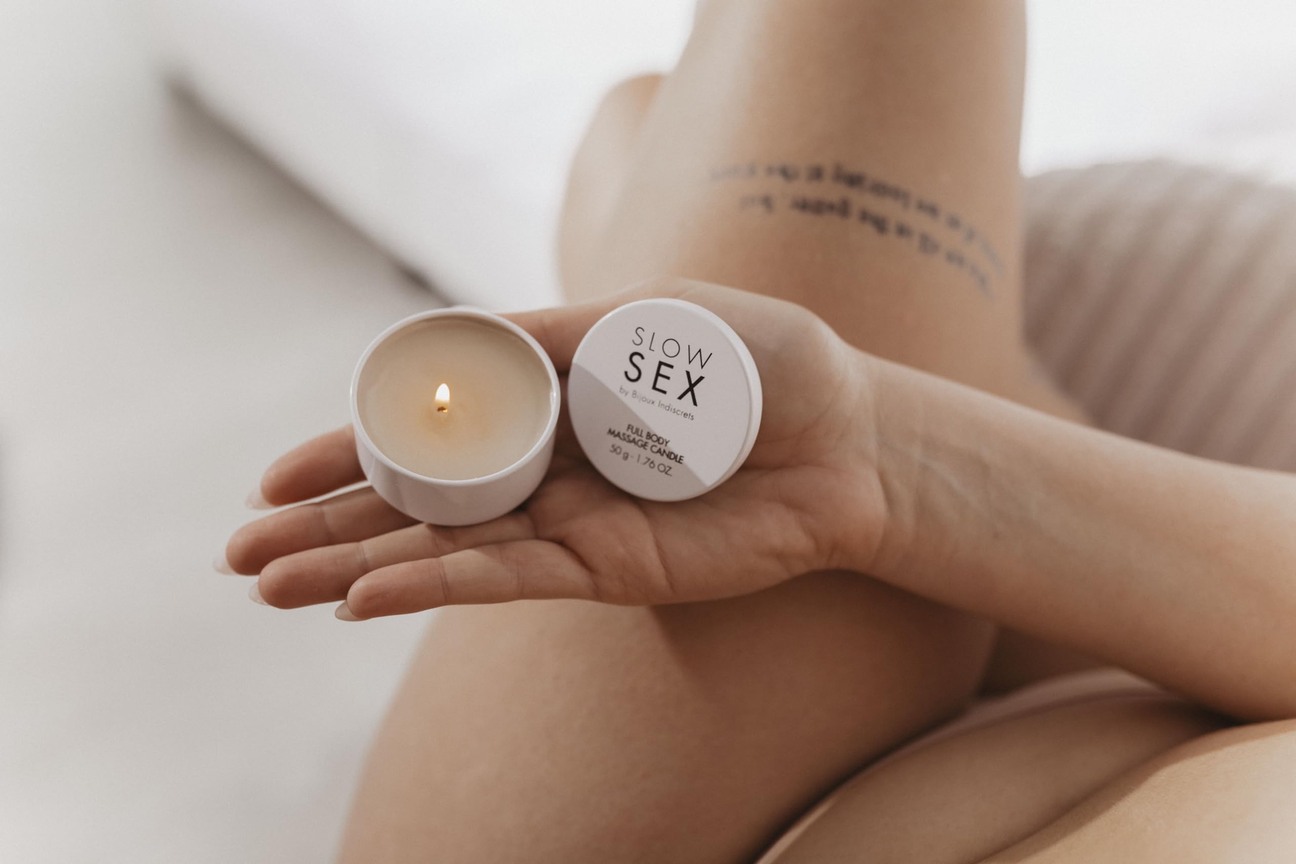 Erotische Massagekerze - Mit natürlichen und veganen Ölen - Wachsfrei - Kokosnussduft -Ganzkörpermassage - 50g mit Reiseetui