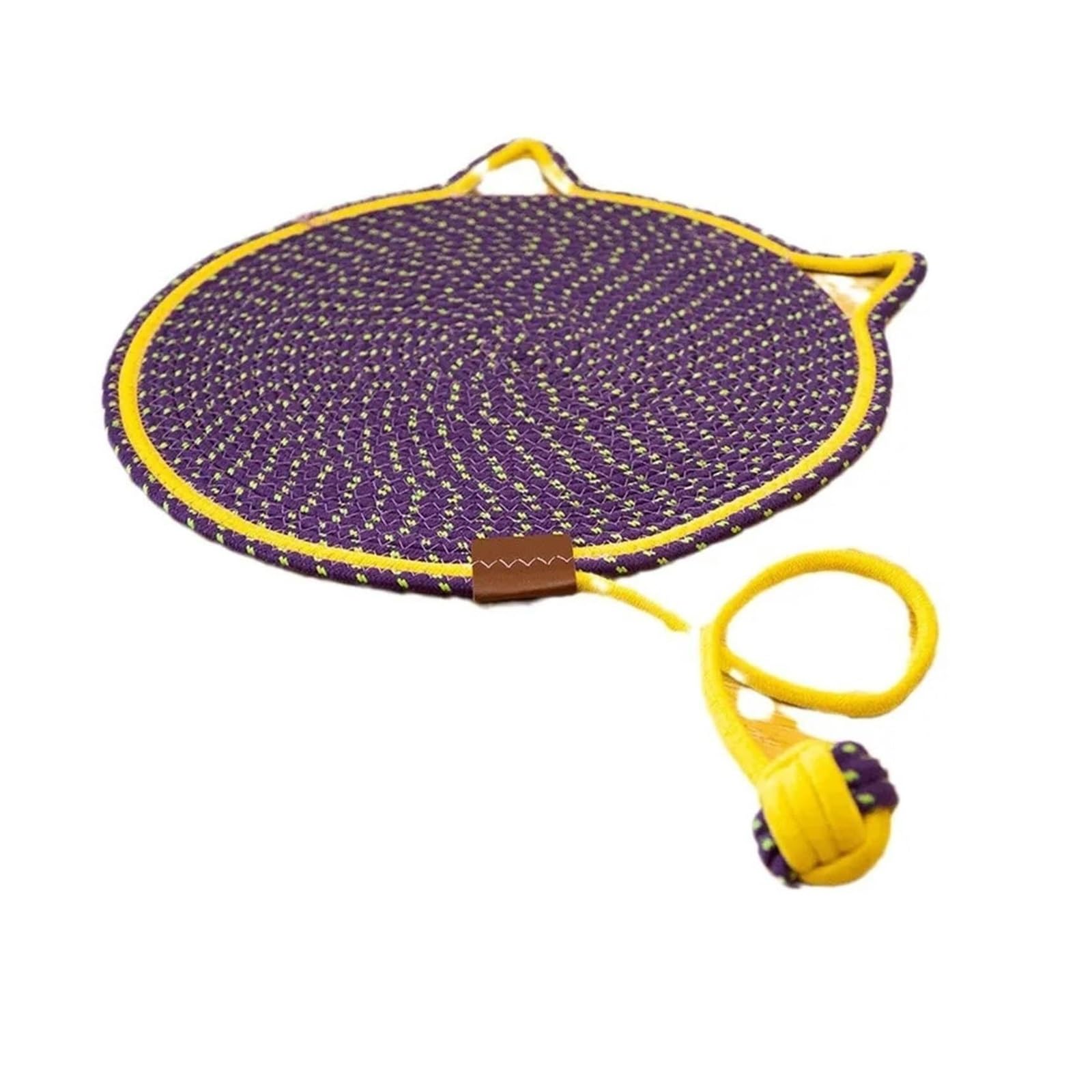 Lit pour chat en rotin tressé au salon pour des siestes fraîches et sereines tout l'été