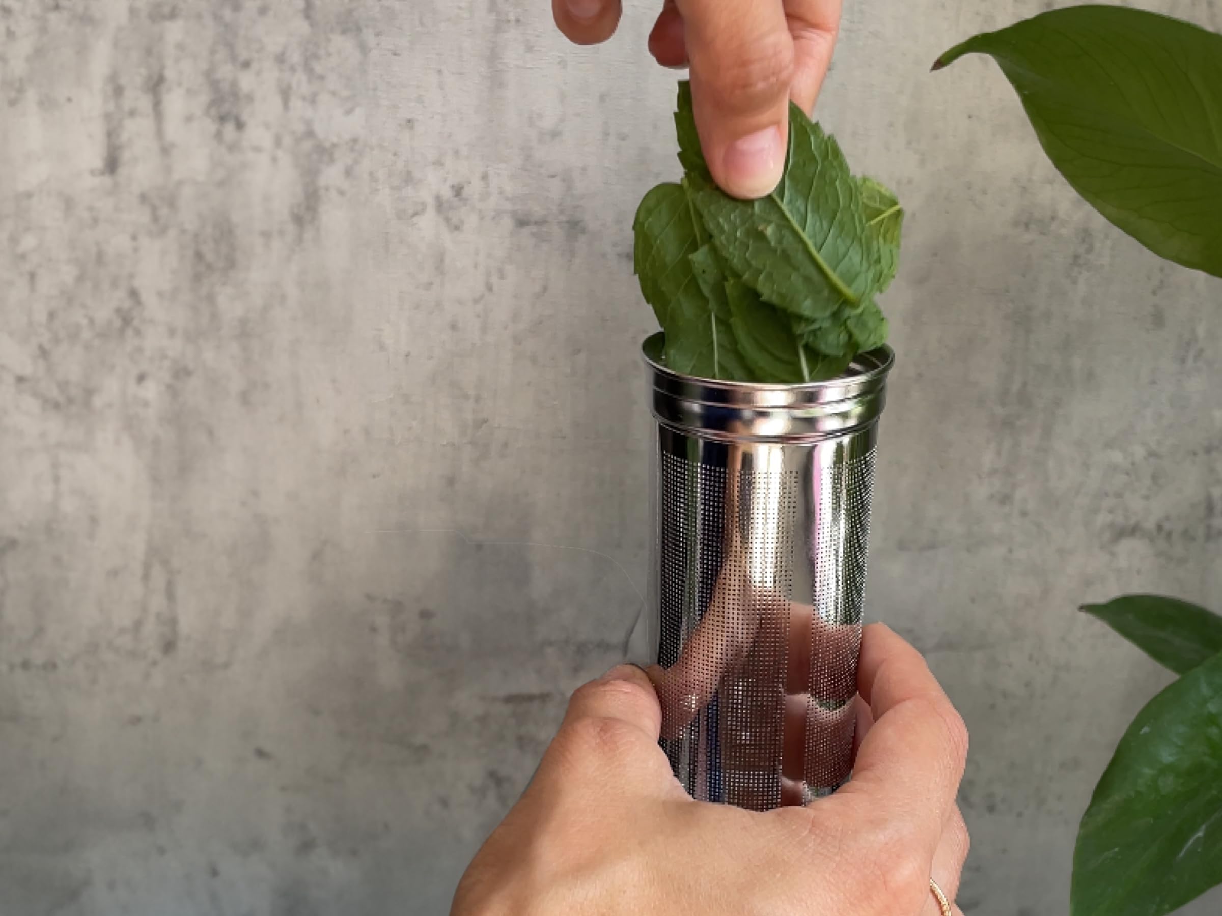 Teeflasche mit Sieb 1L – Auslaufsichere, spülmaschinenfeste Edelstahl Trinkflasche 1l (Isolierflasche) mit Teesieb für losen Tee to Go; Thermosflasche 1l für Kaffee, Camping -Schwarz
