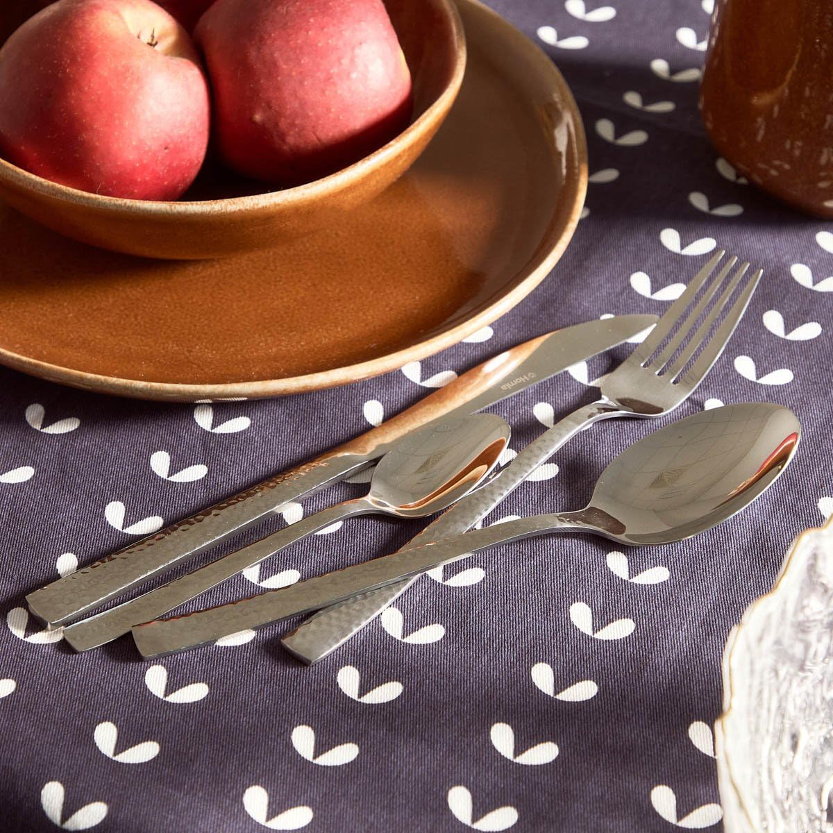 HOMLA Martello Besteck Essbesteck Besteckset - Sechs Löffel Sechs Gabeln Sechs Messer Sechs Löffel mit Gehämmertem Griff - Spülmaschinenfest Silber 24 Stück