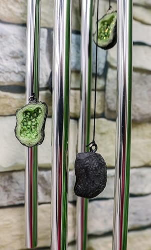 Miniatura 9 de Ebros Gift Figura medieval verde que guarda el dragón esmeralda de cristal de geoda de roca, corona de campanilla de viento resonante con rocas de