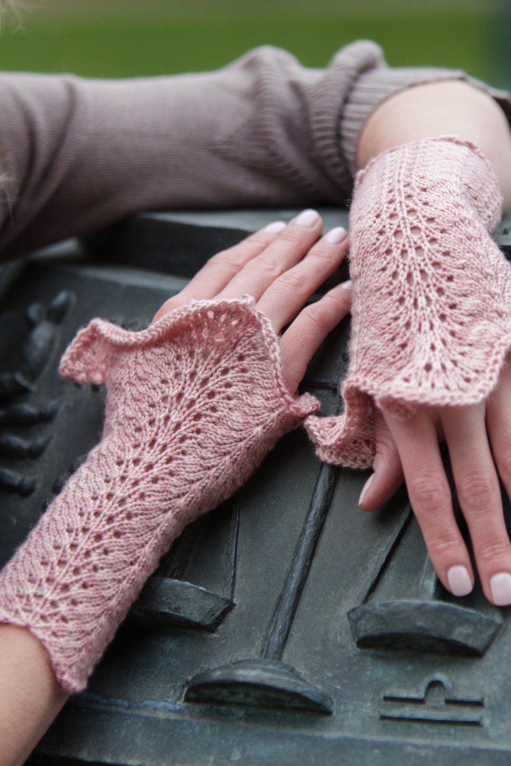 The Knitter's Curiosity Cabinet: Volume II: 18 Patterns Inspired by Vintage Butterfly Illustrations (The Knitter's Curiosity Cabinet: 18 Patterns Inspired by Vintage Butterfly Illustrations)