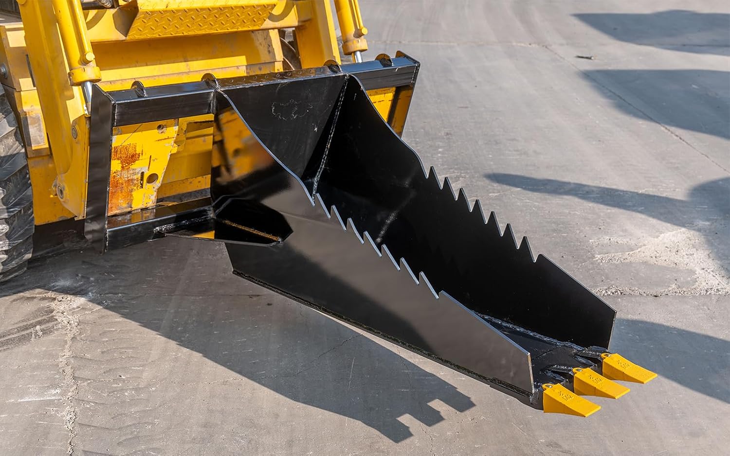 Skid Steer Stump Bucket Attachment with Replaceable Teeth, Heavy Duty Tree Scoop for Root Removal, Land Clearing, Brush Grubbing & Digging, Universal Quick Tach Loader Attachment
