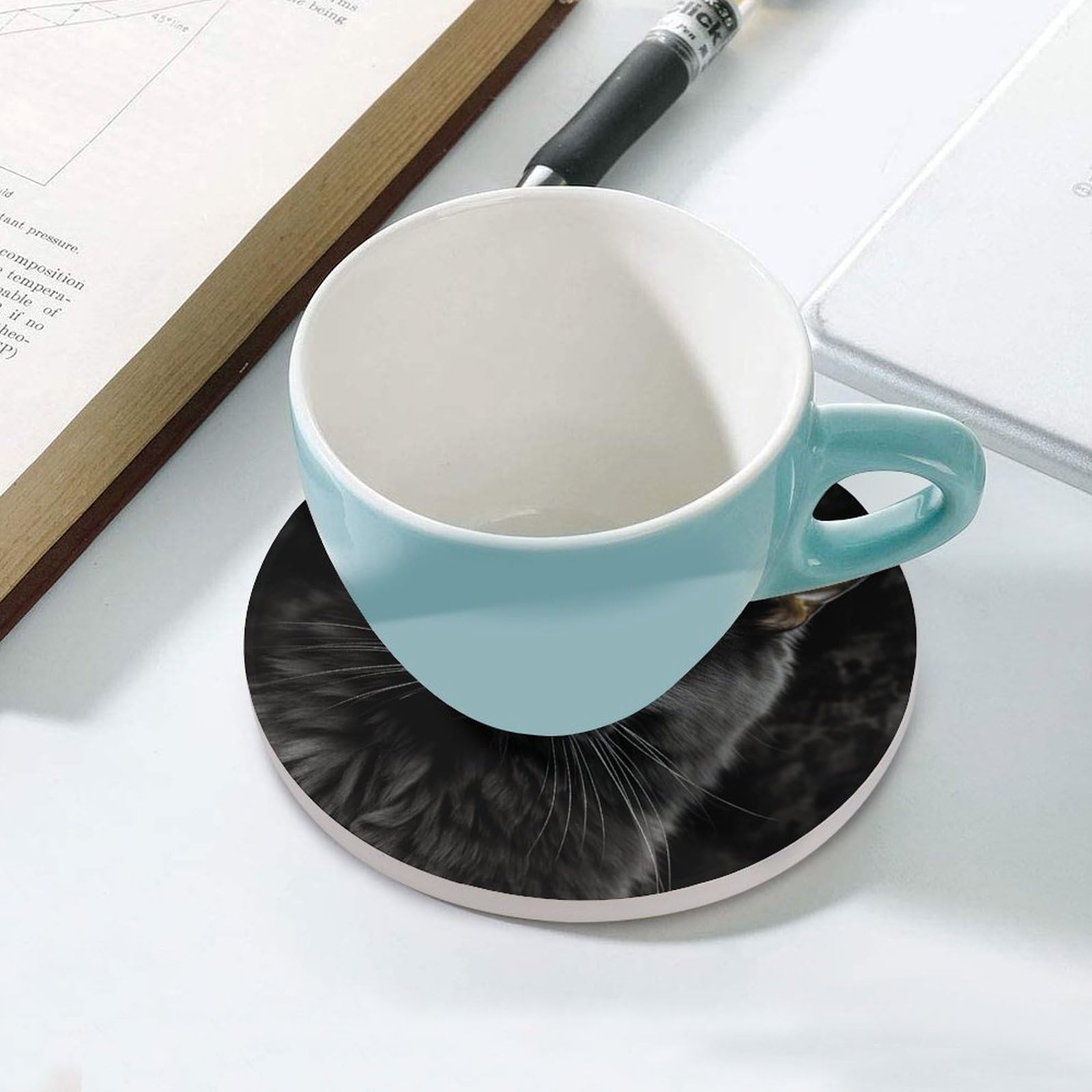 Czarny kot na czarnym tle podstawki pod napoje z uchwytem na stolik kawowy, ceramiczna podstawka z podstawą korkową, ceramiczna podstawka kamienna do mrożonych zimnych lub gorących napojów, 10 cm