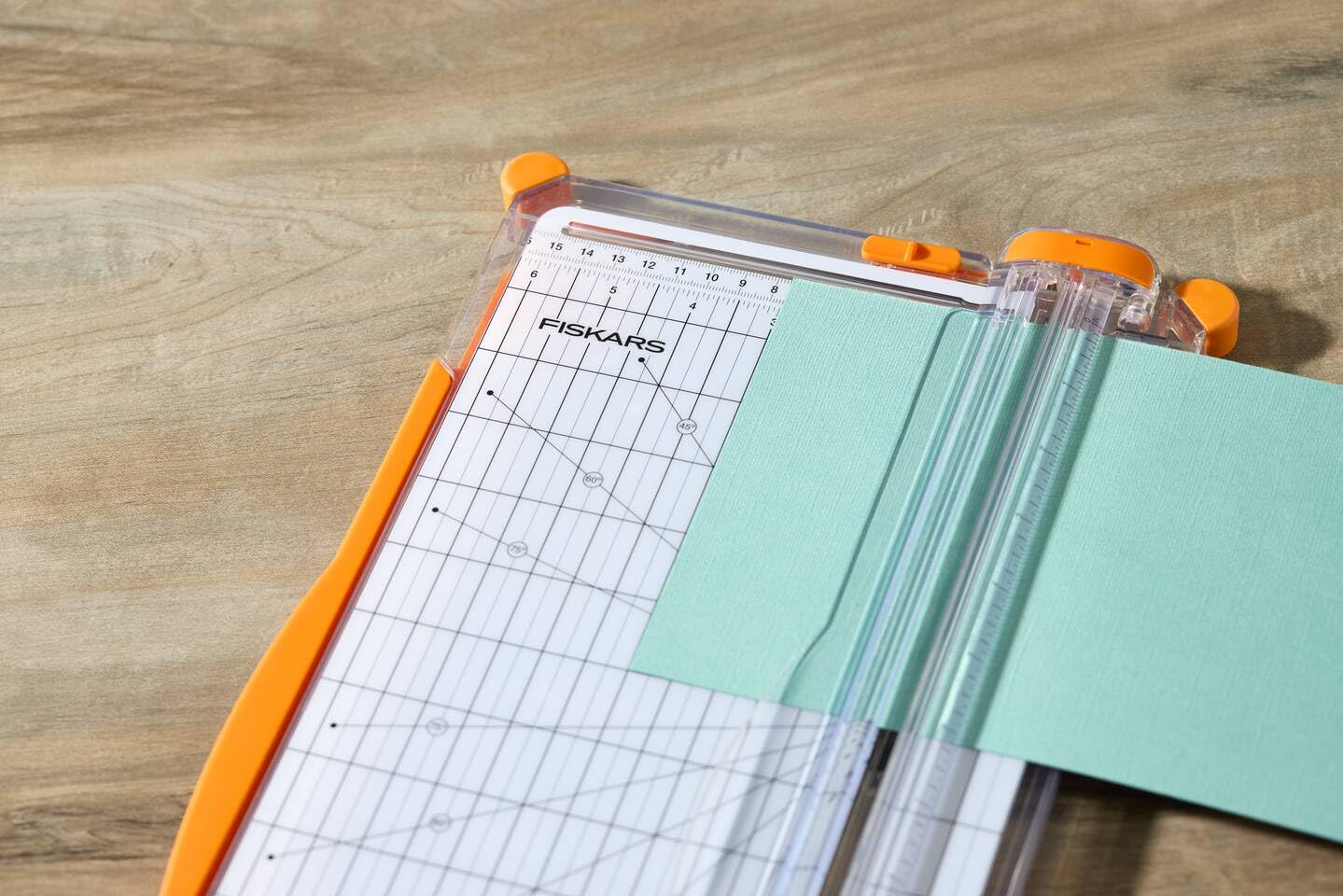 Fiskars SureCut Papierschneidemaschine, A4, Breite Grundfläche, Großer Papierschneider mit Schnittlinienführung, Weiß/Orange, 1077980