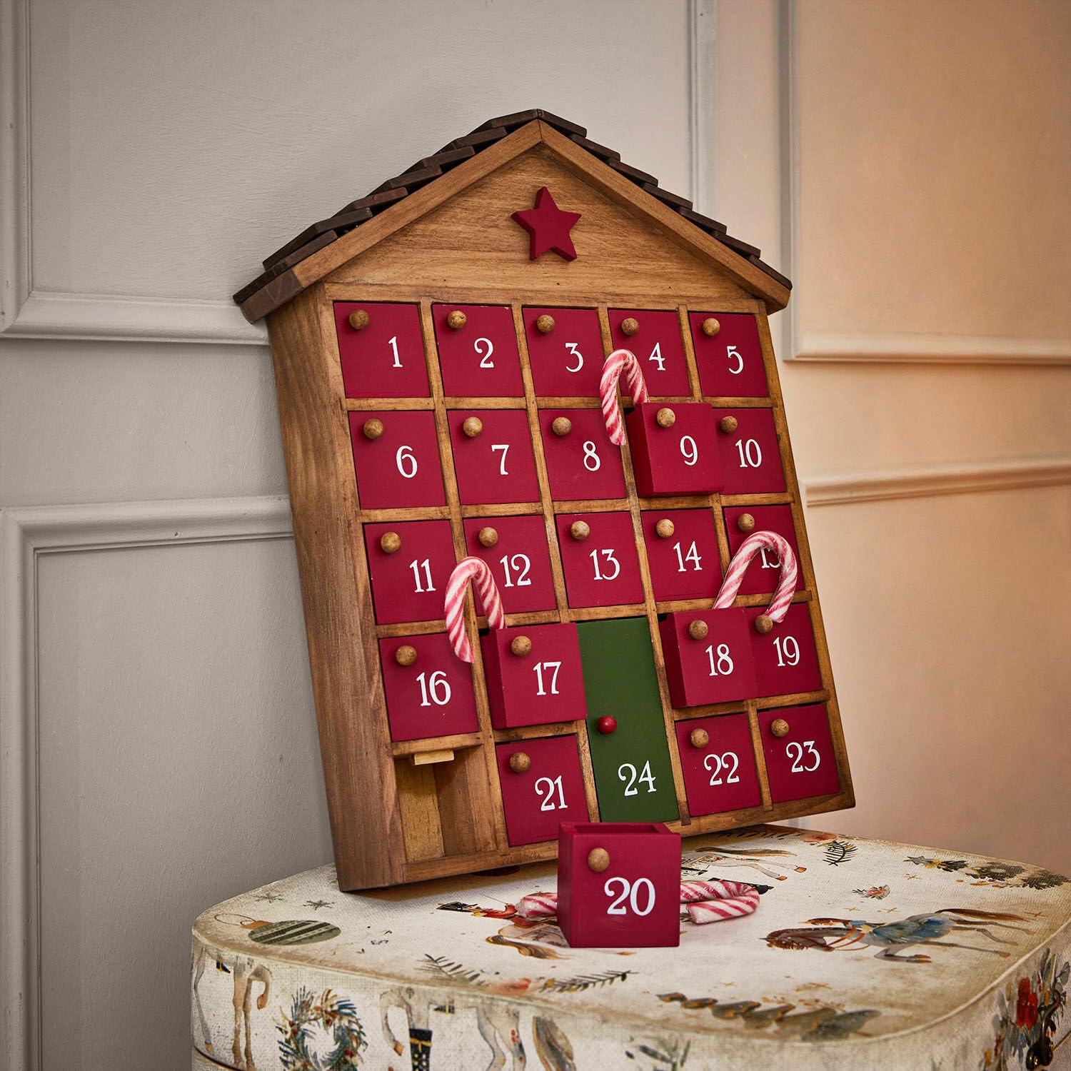 Loberon Adventskalender Zanari - 24 Schubladen zum Befüllen - in Hausform - mit Wandaufhängung - Advent - Weihnachten - Kiefernholz, braun/rot | 24 Schubladen zum Befüllen - in Hausform - mit Wandaufhängung - Advent - Weihnachten - Kiefernholz