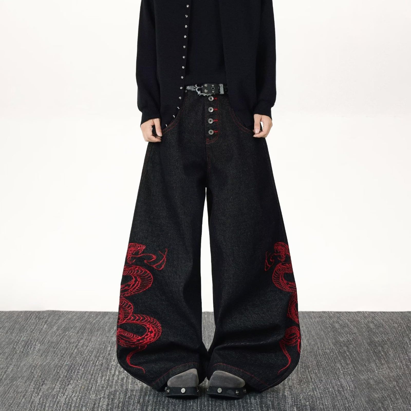 Jeans Blanco Hombre-Vaqueros de diseñador con botón Bordado Rojo y Pernera Acampanada para un Look Casual Holgado y cómodo.