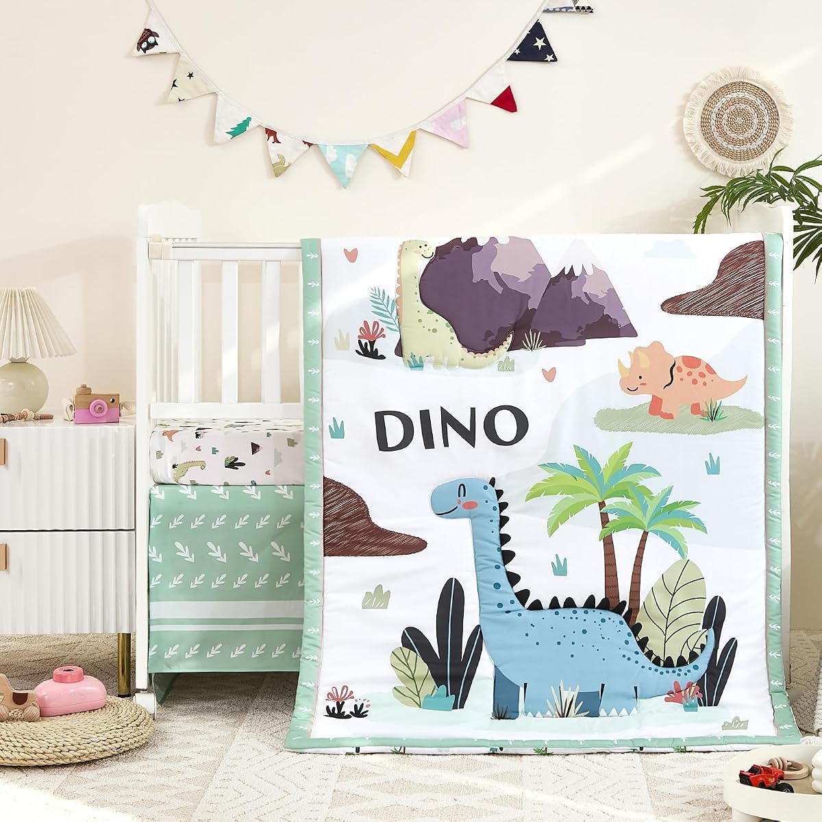 Juego de ropa de cama para cuna de 3 piezas para niños y niñas, juego de cama para bebé ultra suave y agradable para la piel, incluye edredón para cuna, sábana y falda para cuna (dinosaurio)