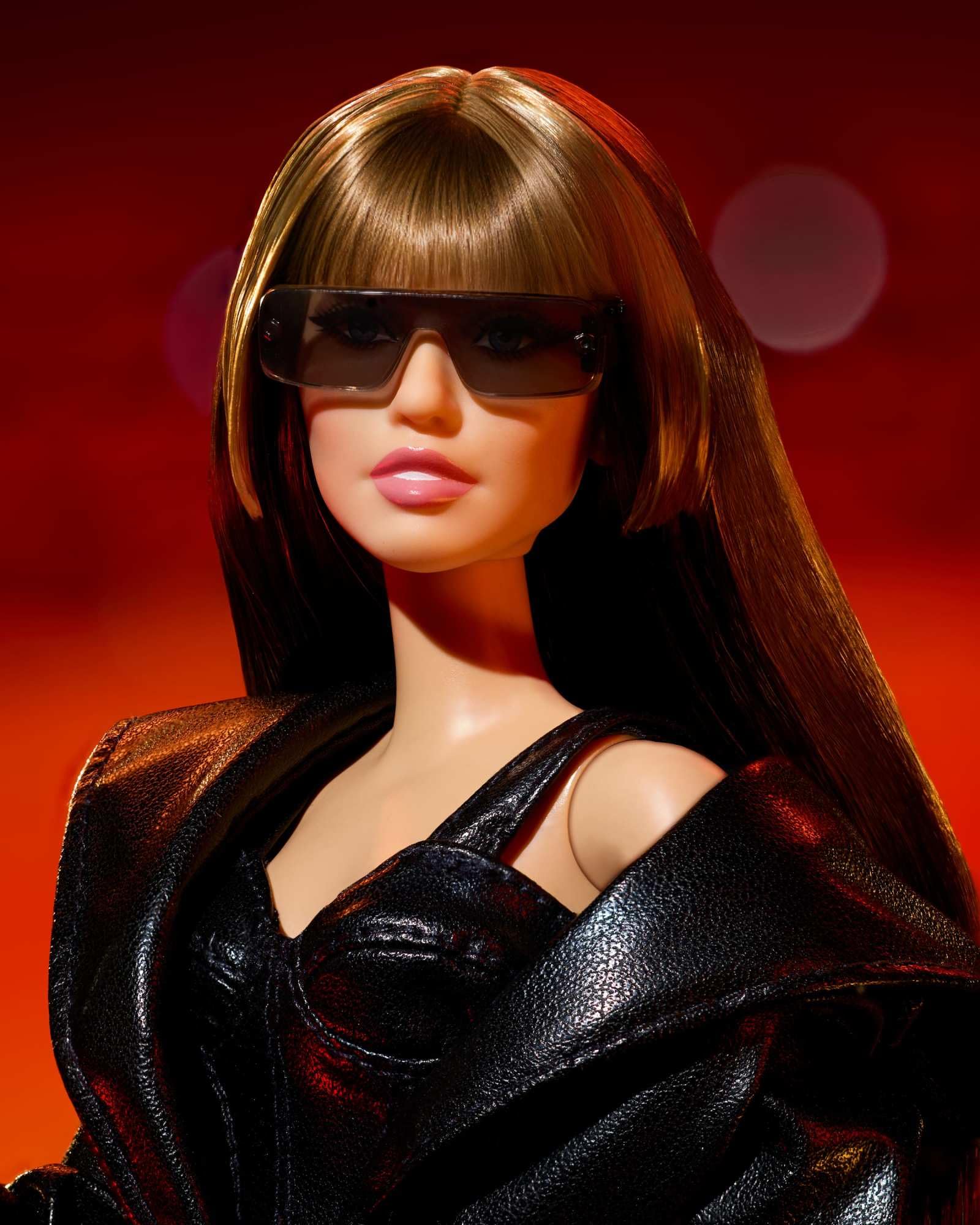 Barbie Poupée Miley Cyrus à Collectionner, poupée articulée dans Une Tenue en Similicuir avec Capuche et Talons, JJY06