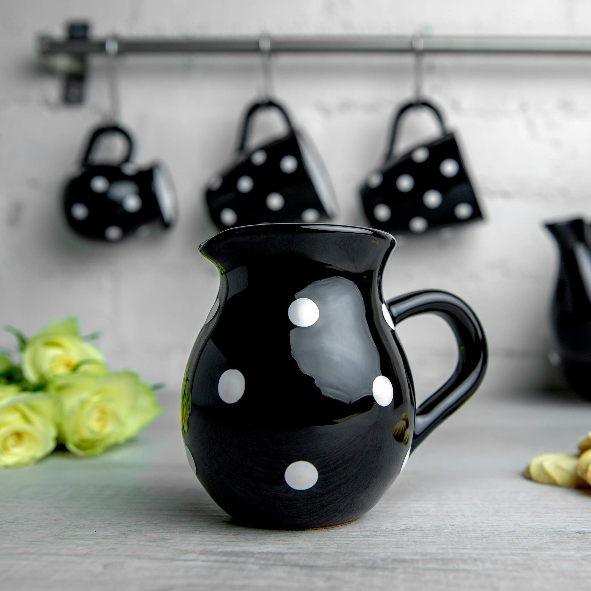 City to Cottage® Set da Tè con Teiera Grande da 1,7l, Bricco del Latte e Zuccheriera con Fantasia a Pois Nero e Bianco | Realizzato e Dipinto a Mano in Ceramica