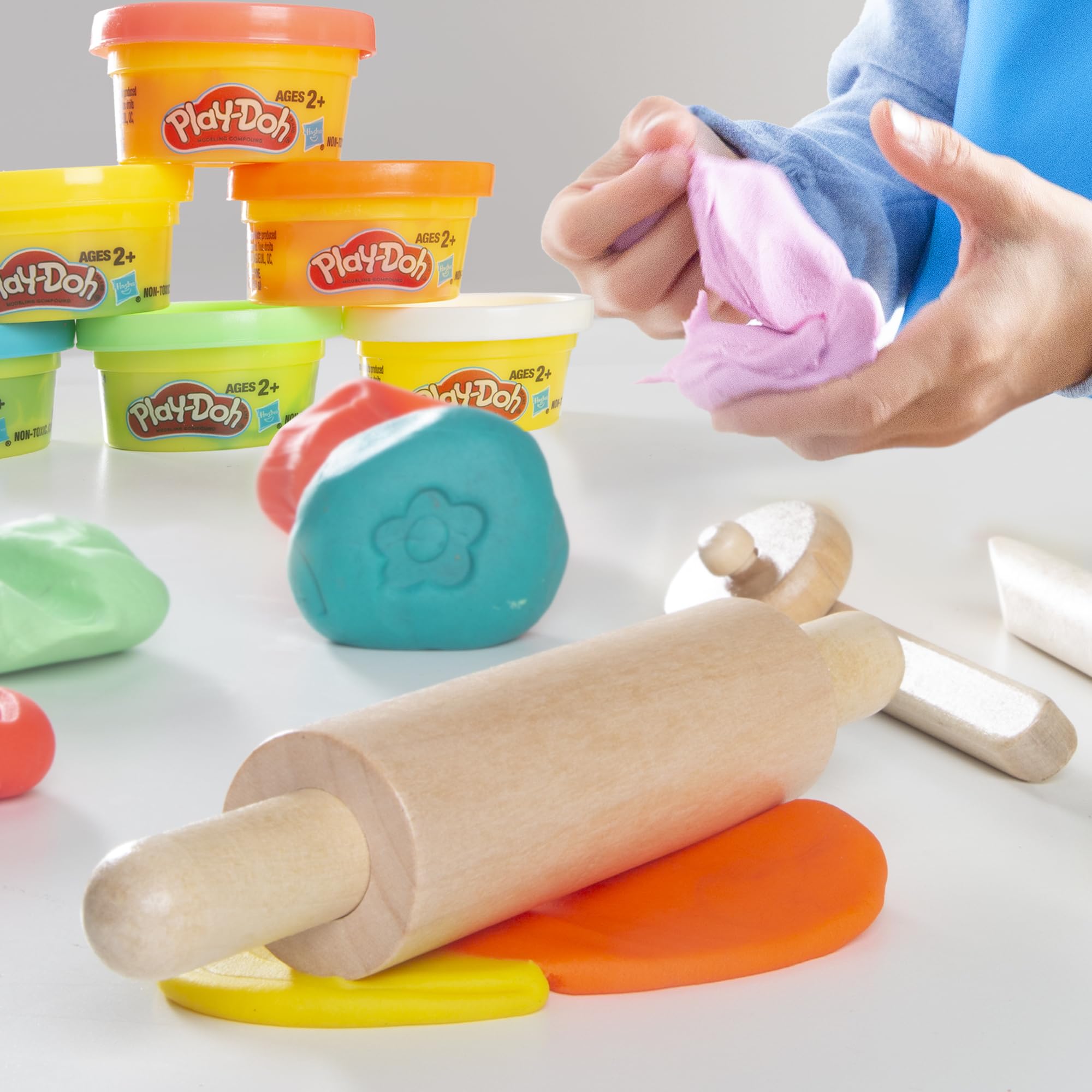 roba x Play-Doh Escritorio Escolar - Herramientas de Madera certificada por el FSC, Alfombra Creativa, 6 latas de plastilina, Delantal y Silla - Escritorio para Pintar, Manualidades y Jugar