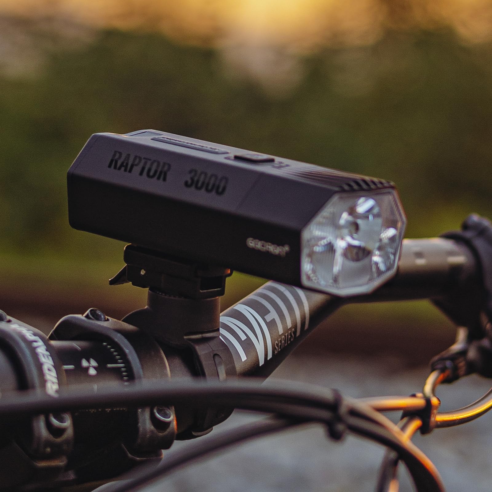 Gaciron RAPTOR Luce Bicicletta Anteriore a doppia fonte luminosa,3000lm 10000mAh luci bicicletta led ricaricabile impermeabile IPX6,Faro anteriore per bicicletta in alluminio con telecomando wireless