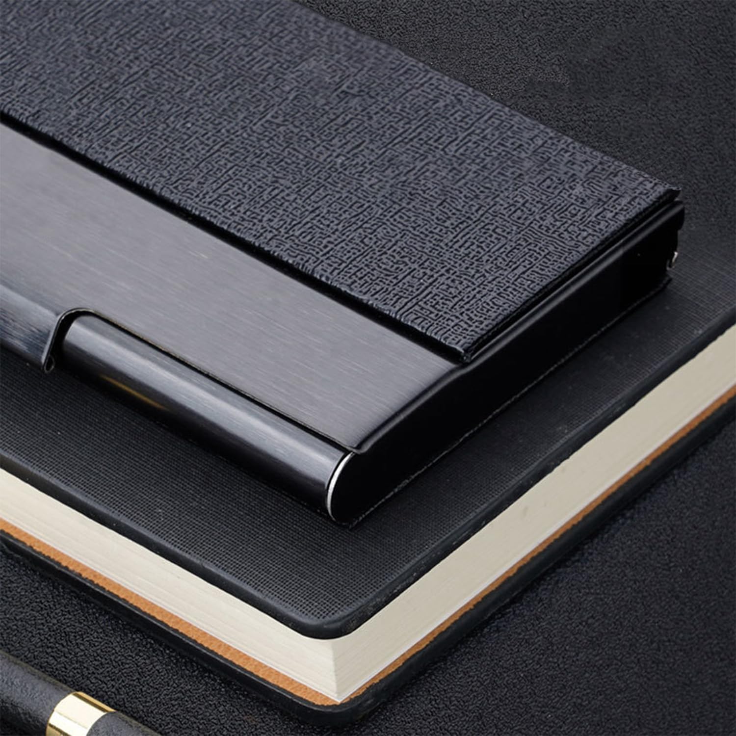 Visitenkartenetui Personalisiertes, 95*61*13mm Personalisierter Leder Visitenkartenhalter mit Anpassbarem Namen, Ausweisetui aus Edelstahl, Etui mit Individueller Textunterschrift (Litschi Schwarz)