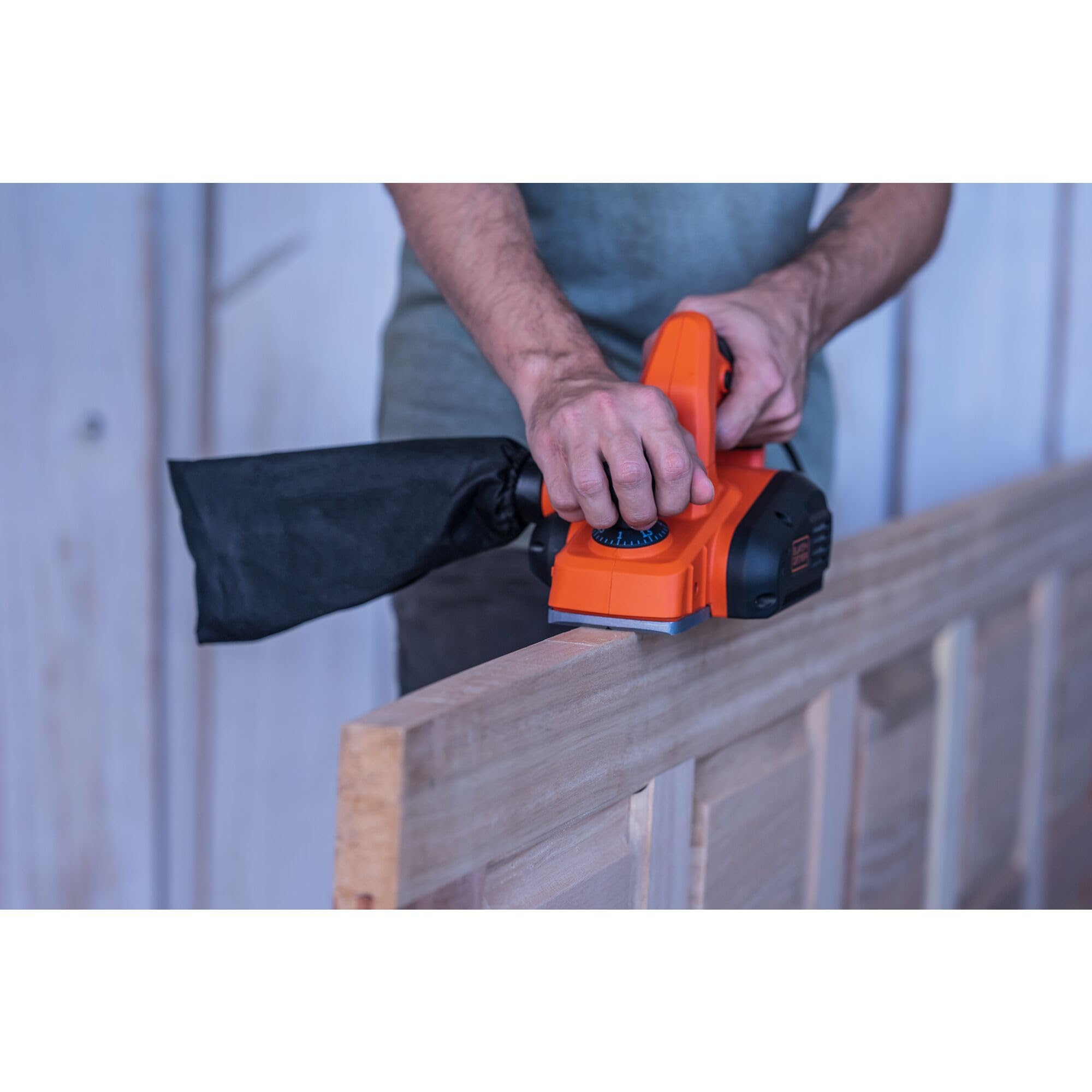 BLACK+DECKER BEW712-QS Cepillo Eléctrico, Potencia de 710 W, Ancho de Corte 82 mm, Profundidad de Corte de 2 mm, Bolsa Recolectora y Adaptador de Aspiración