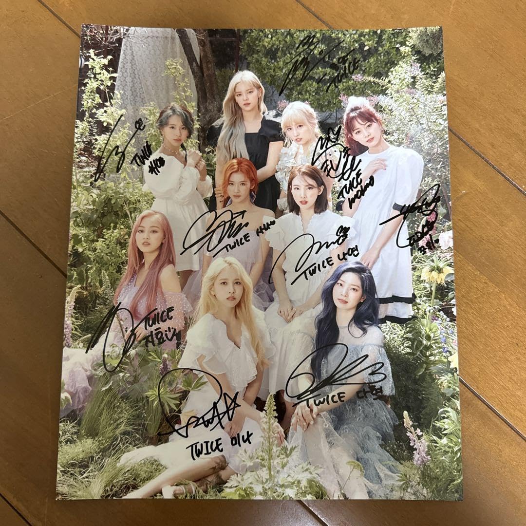 Amazon.co.jp: twice メンバー全員 サイン入り 写真 大判サイズ : おもちゃ