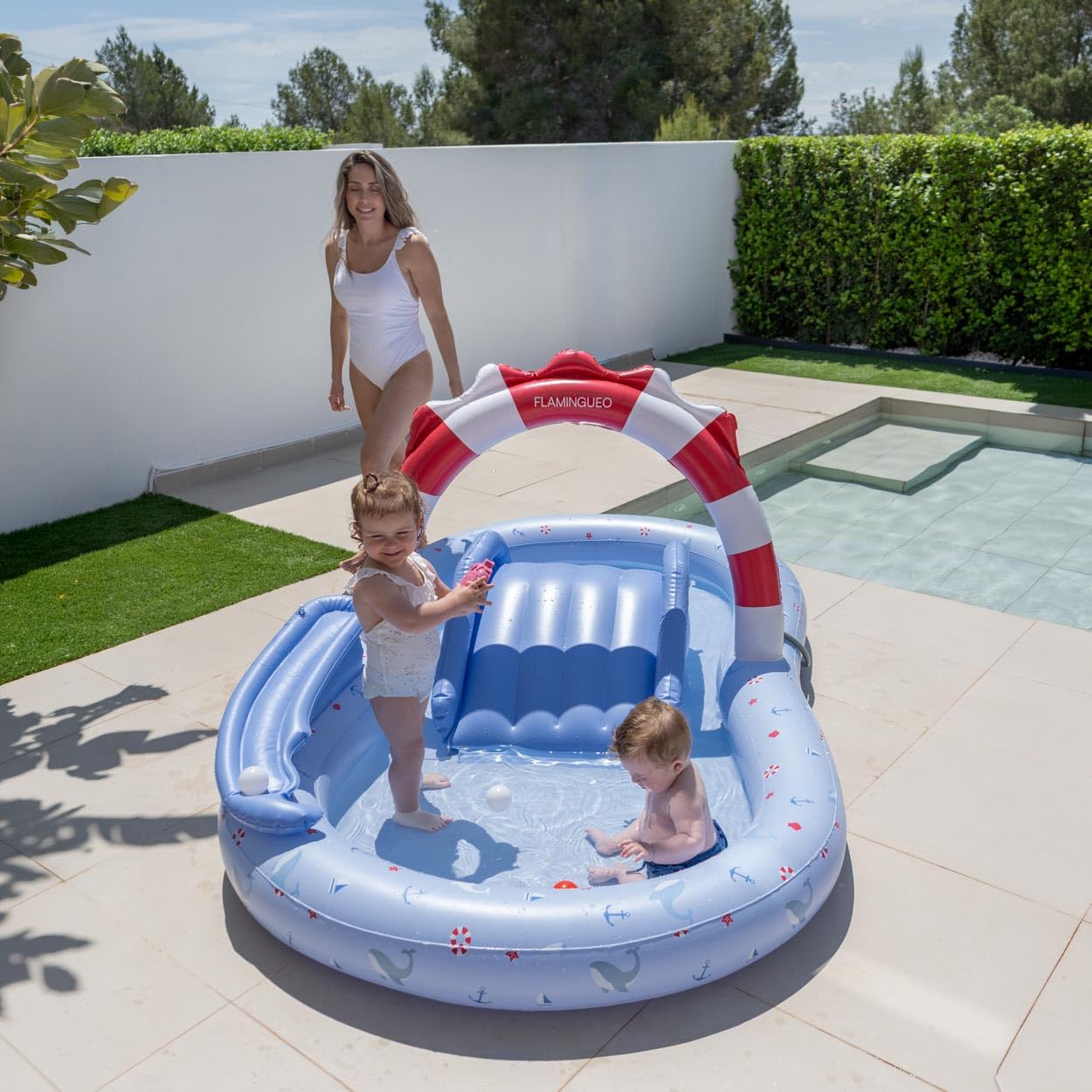 Flamingueo Piscina Infantil Doble - con Aspersor - para Playa y Jardín - PVC Resistente - 6 Pelotas Incluidas - 245 x 140 x 100 cm - Azul