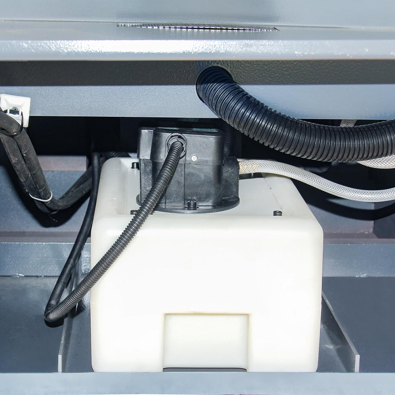 Coolant reservoir of the band saw