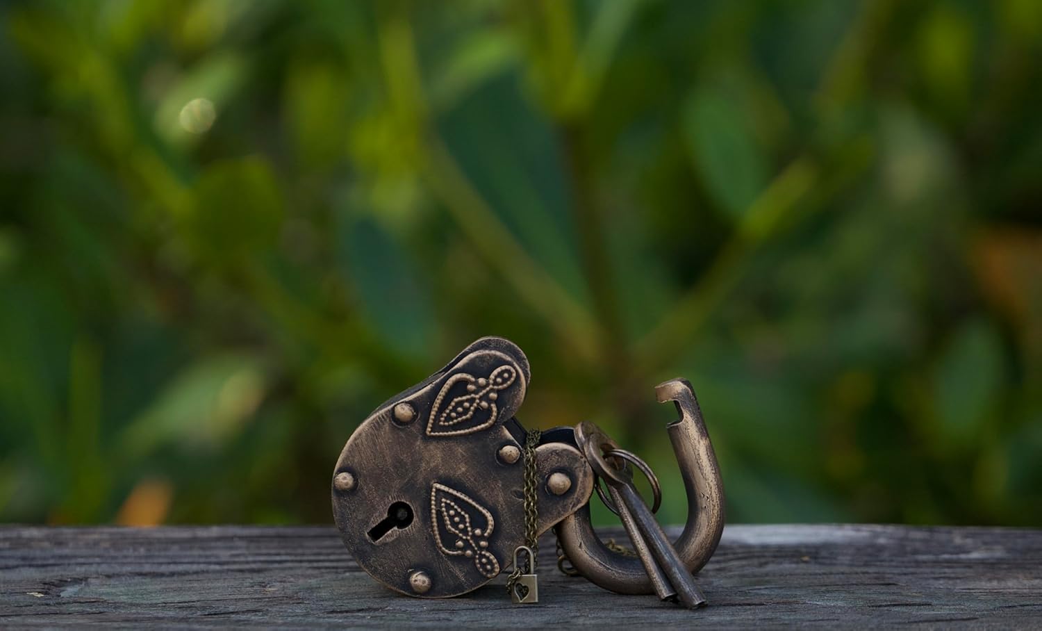 Antique-Style-Padlock with Skeleton Keys – Vintage Metal Lock for Décor, Keepsakes, and Gifts (3 inche)