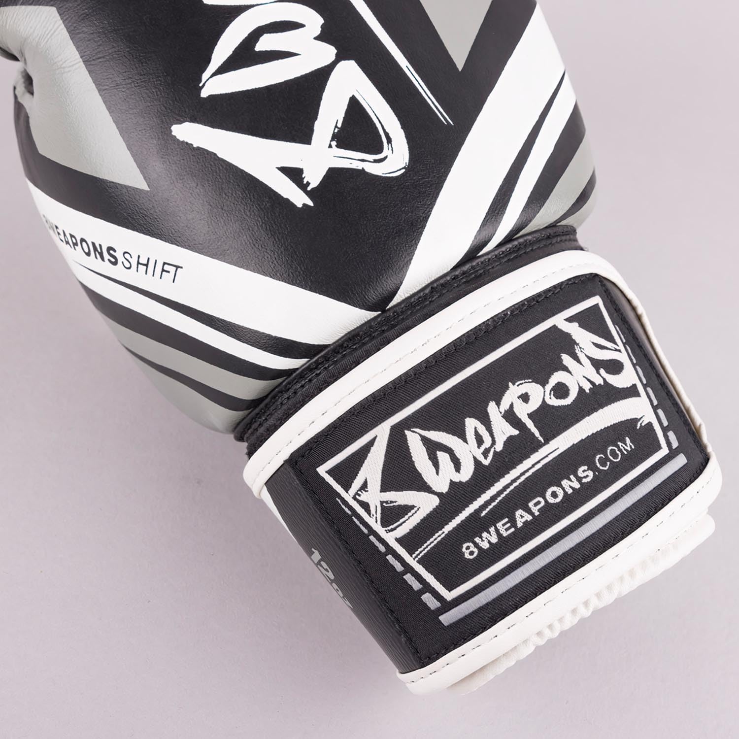 8 WEAPONS Boxhandschuhe Shift, Schwarz-weiß, Training, Sparring & Wettkampf, Leder, Perfekte Dämpfung & stabile Nähte, Handschuhe für Muay Thai, K1, Boxen, MMA und Kickboxen