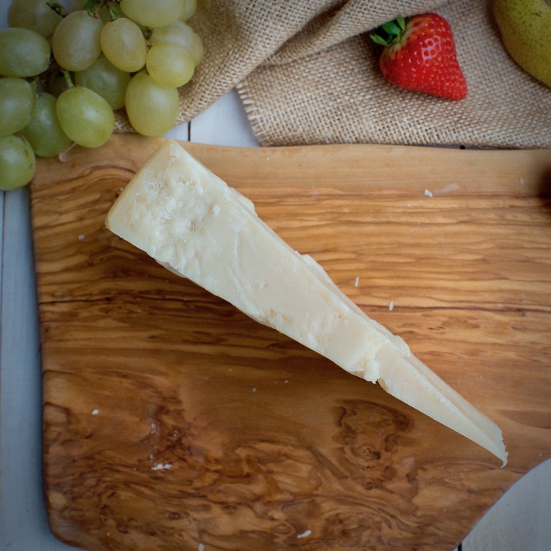 Parmigiano Reggiano AOP 18 mois minimum de maturation - Made in Italy - EMILIA FOOD LOVE - Selected with Love in Italy - Parmigiano Reggiano DOP 18 Mesi Selezionato (600)